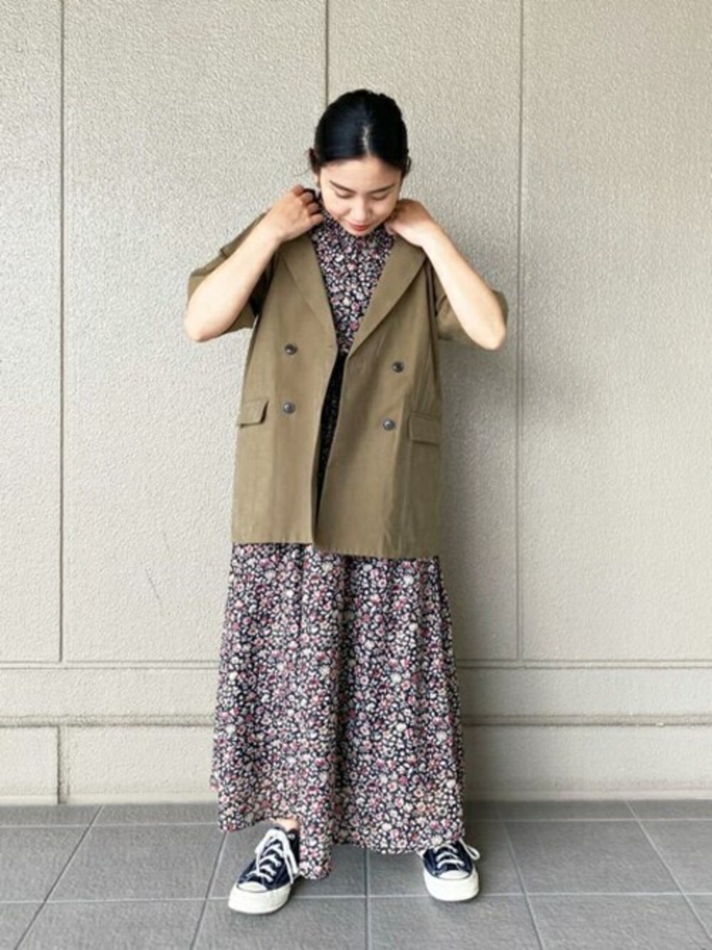 グリーン系のテーラードジャケット、ブラック系のワンピースを着用したレディースの夏コーディネートの1枚目の写真