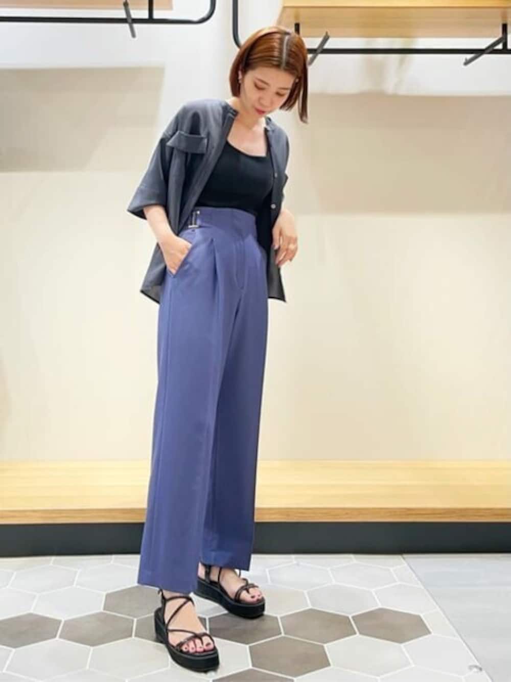 ブラック系のTシャツ/カットソー、グレー系のシャツ/ブラウス、ブルー系のその他パンツを着用したレディースの夏コーディネートの1枚目の写真