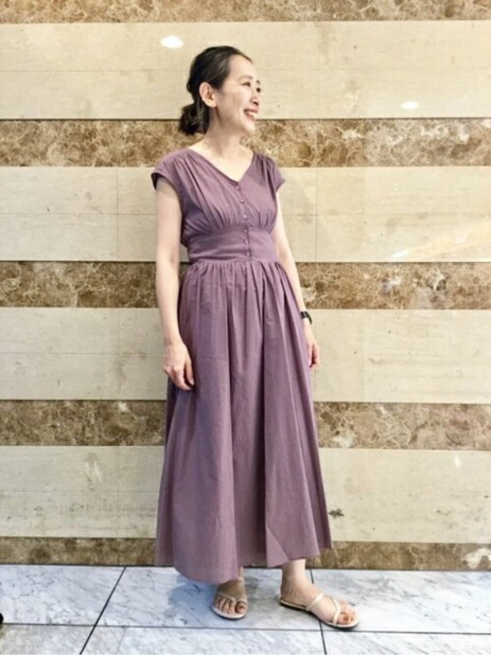 ブラウン系のワンピース、ホワイト系のパンプスを着用したレディースの夏コーディネートの1枚目の写真