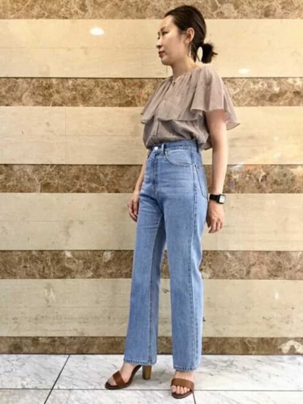 ベージュ系のシャツ/ブラウス、ブラウン系のパンプスを着用したレディースの夏コーディネートの1枚目の写真