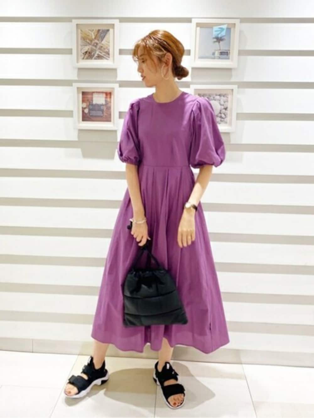 パープル系のワンピース、ブラック系のショルダーバッグを着用したレディースの夏コーディネートの1枚目の写真