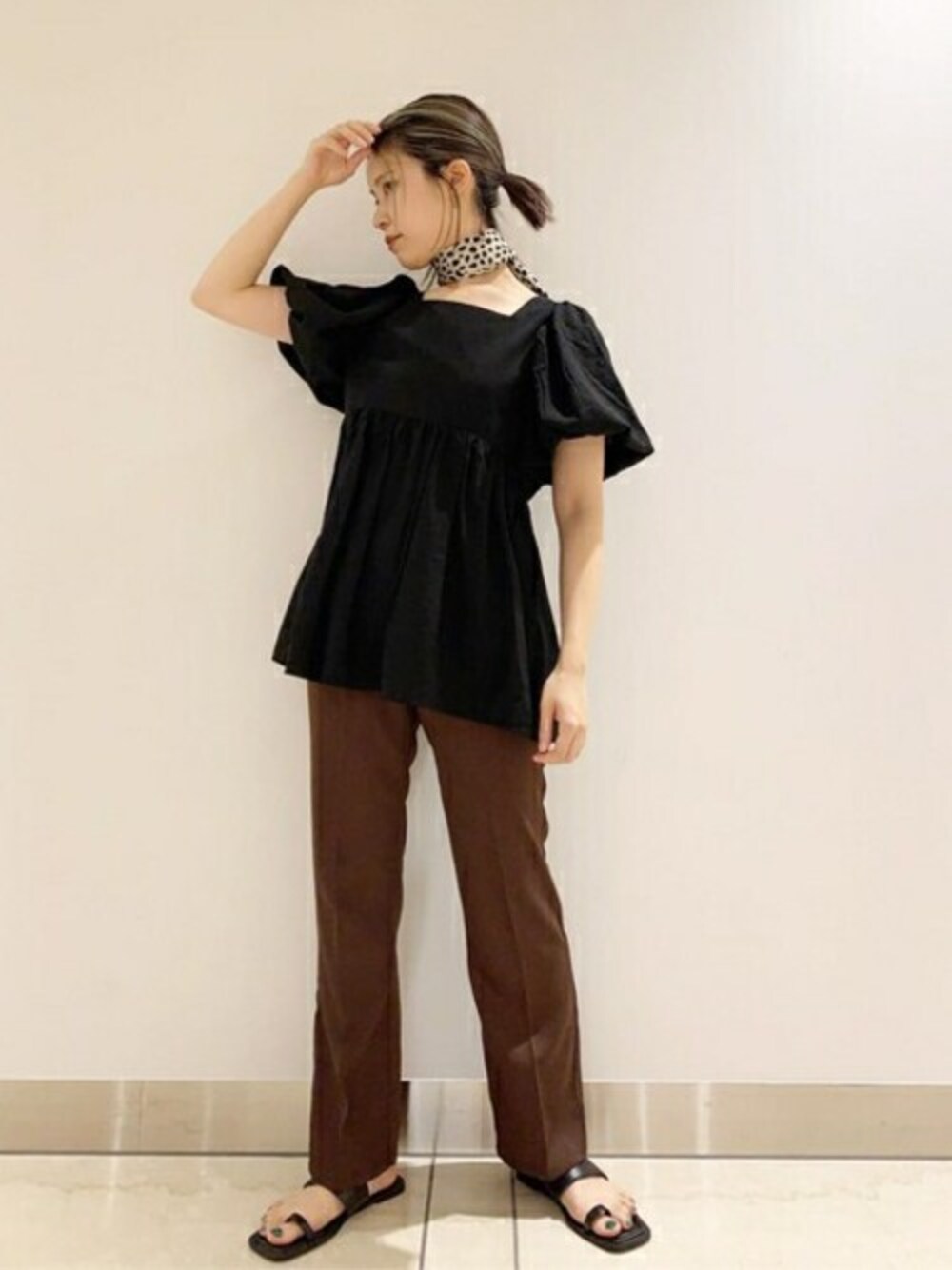 ブラック系のシャツ/ブラウス、ブラウン系のその他パンツ、ブラック系のサンダルを着用したレディースの夏コーディネートの1枚目の写真