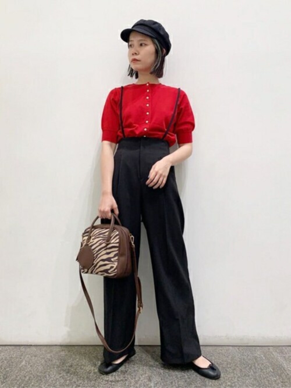 ブラック系のその他パンツ、ブラウン系のボストンバッグ、ブラック系のハットを着用したレディースの夏コーディネートの1枚目の写真