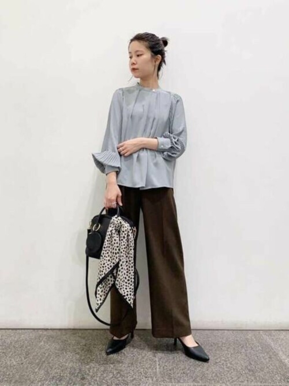 ブルー系のシャツ/ブラウス、ブラウン系のその他パンツ、ブラック系のボストンバッグを着用したレディースの秋コーディネートの1枚目の写真