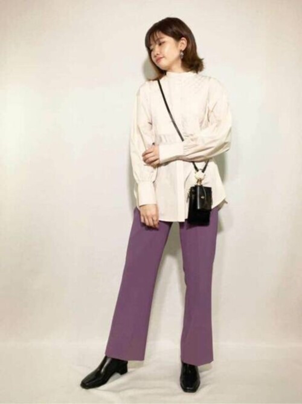 パープル系のその他パンツ、ブラック系のブーツ、ベージュ系のシャツ/ブラウスを着用したレディースの秋コーディネートの1枚目の写真