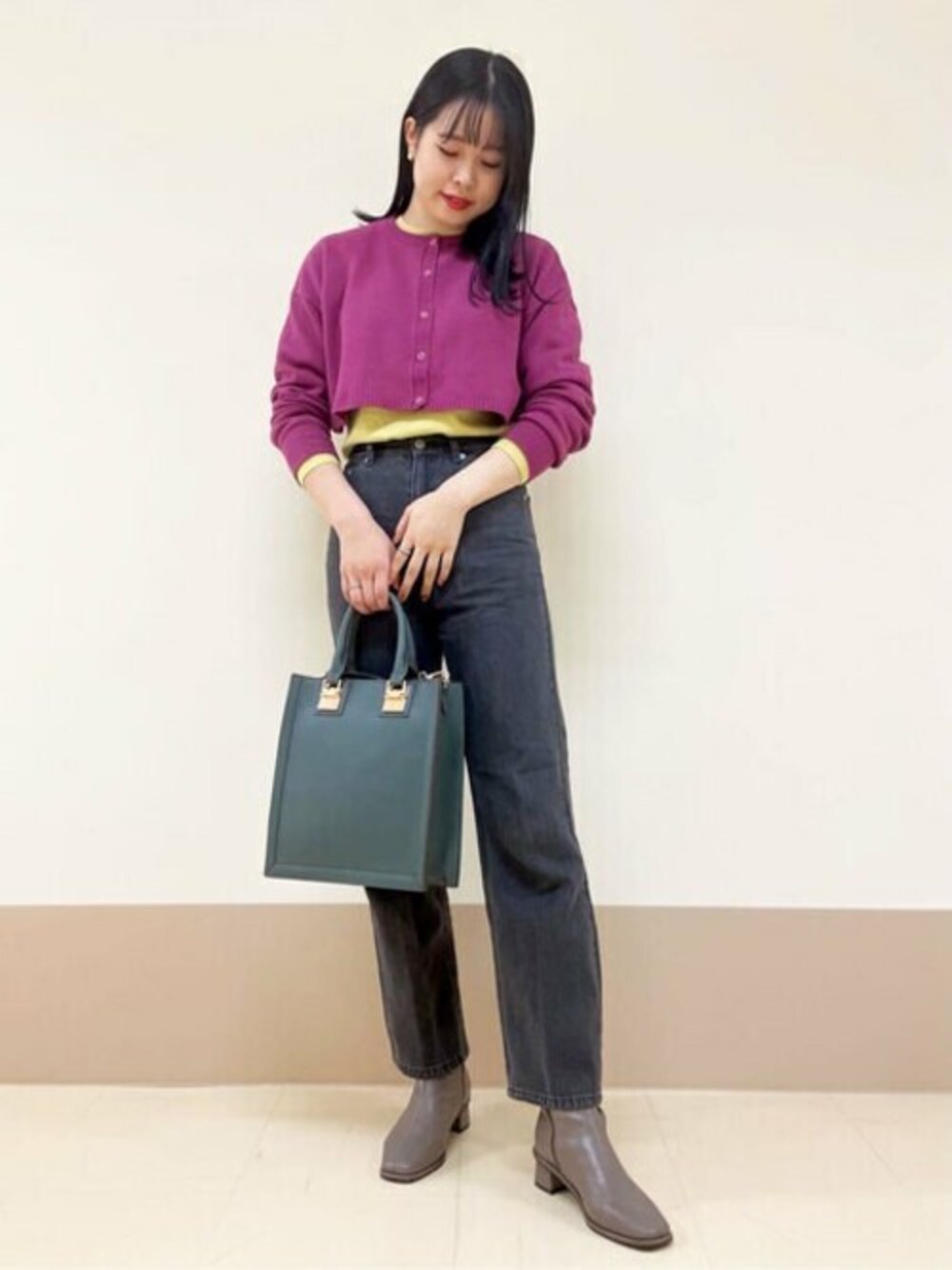 ピンク系のカーディガン/ボレロ、グレー系のデニムパンツ、ブラウン系のブーツを着用したレディースの秋コーディネートの1枚目の写真