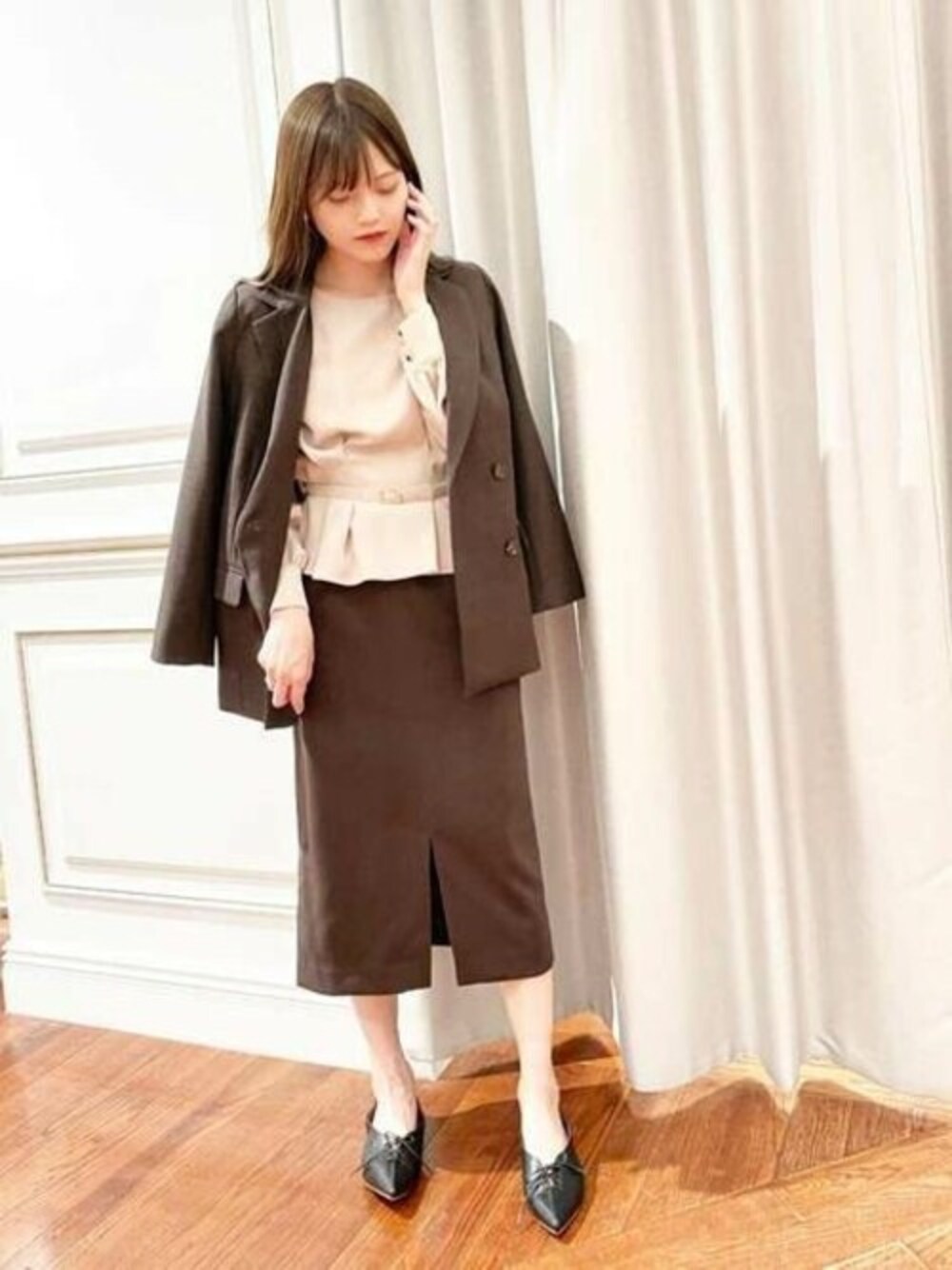 ホワイト系のシャツ/ブラウス、ブラウン系のスカート、ブラウン系のテーラードジャケットを着用したレディースの秋コーディネートの1枚目の写真
