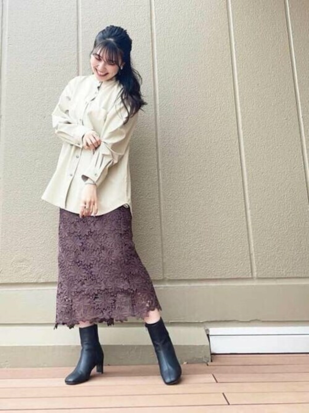 ベージュ系のシャツ/ブラウス、ブラウン系のスカート、ブラック系のブーツを着用したレディースの秋コーディネートの1枚目の写真