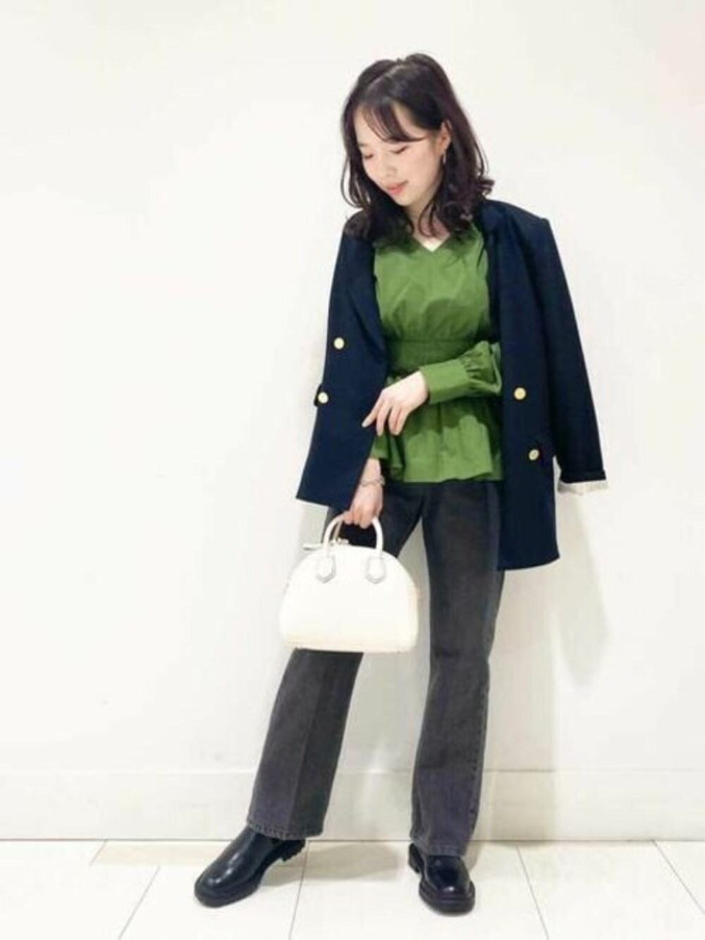 グリーン系のシャツ/ブラウス、グレー系のデニムパンツ、ブラック系のブーツを着用したレディースの秋コーディネートの1枚目の写真