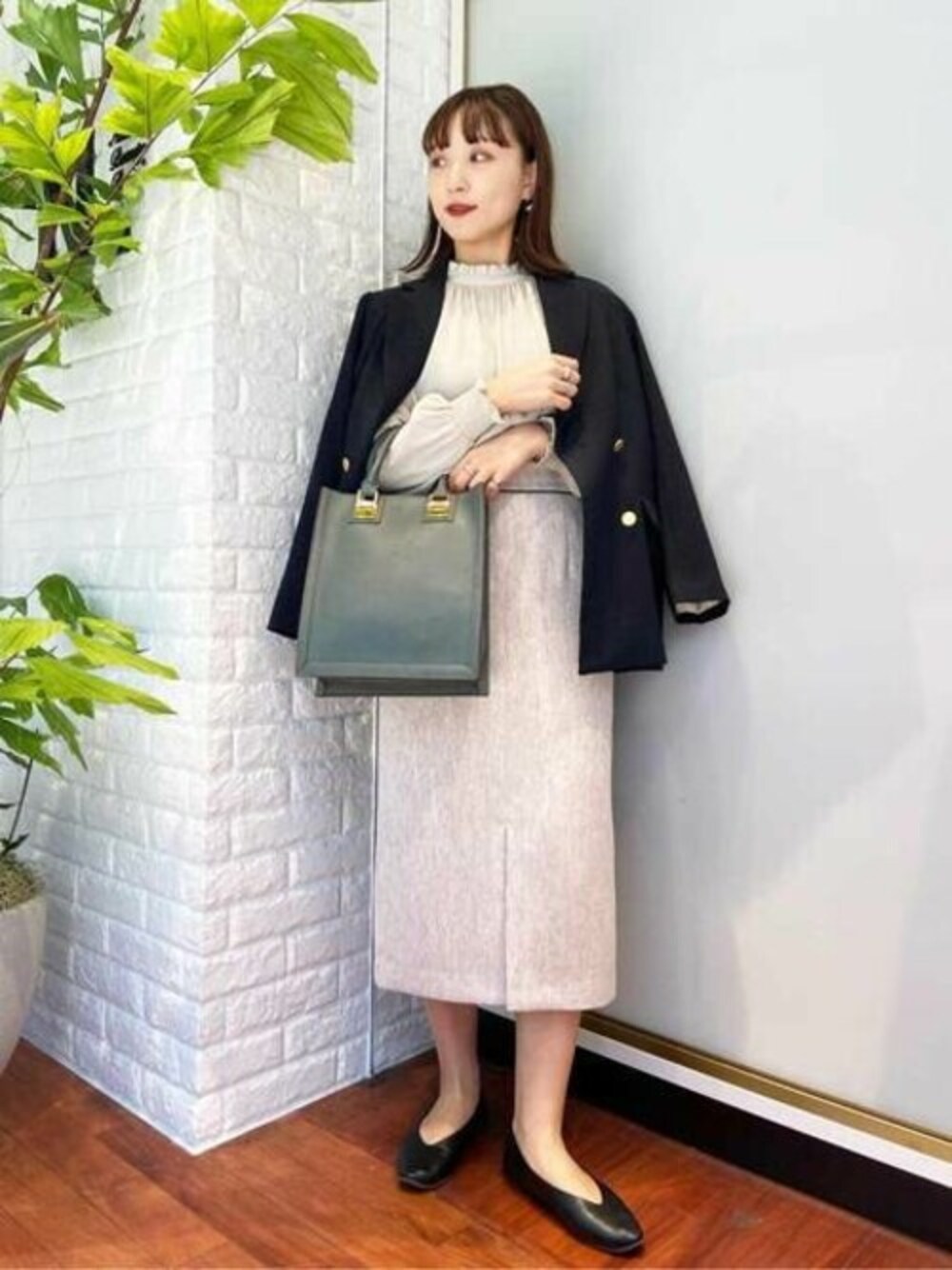 ベージュ系のシャツ/ブラウス、ホワイト系のスカート、ブルー系のテーラードジャケットを着用したレディースの秋コーディネートの1枚目の写真