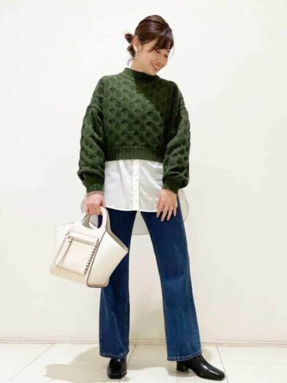グリーン系のニット/セーター、ホワイト系のシャツ/ブラウス、ブルー系のデニムパンツを着用したレディースの秋コーディネートの1枚目の写真