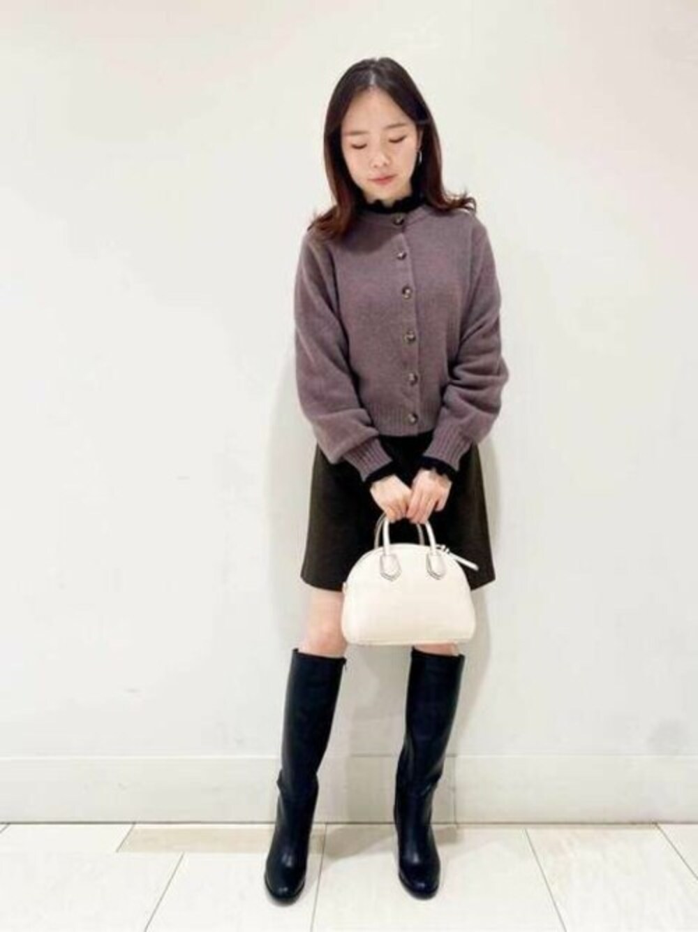 ブラウン系のカーディガン/ボレロ、ブラック系のシャツ/ブラウス、ブラウン系のスカートを着用したレディースの秋コーディネートの1枚目の写真