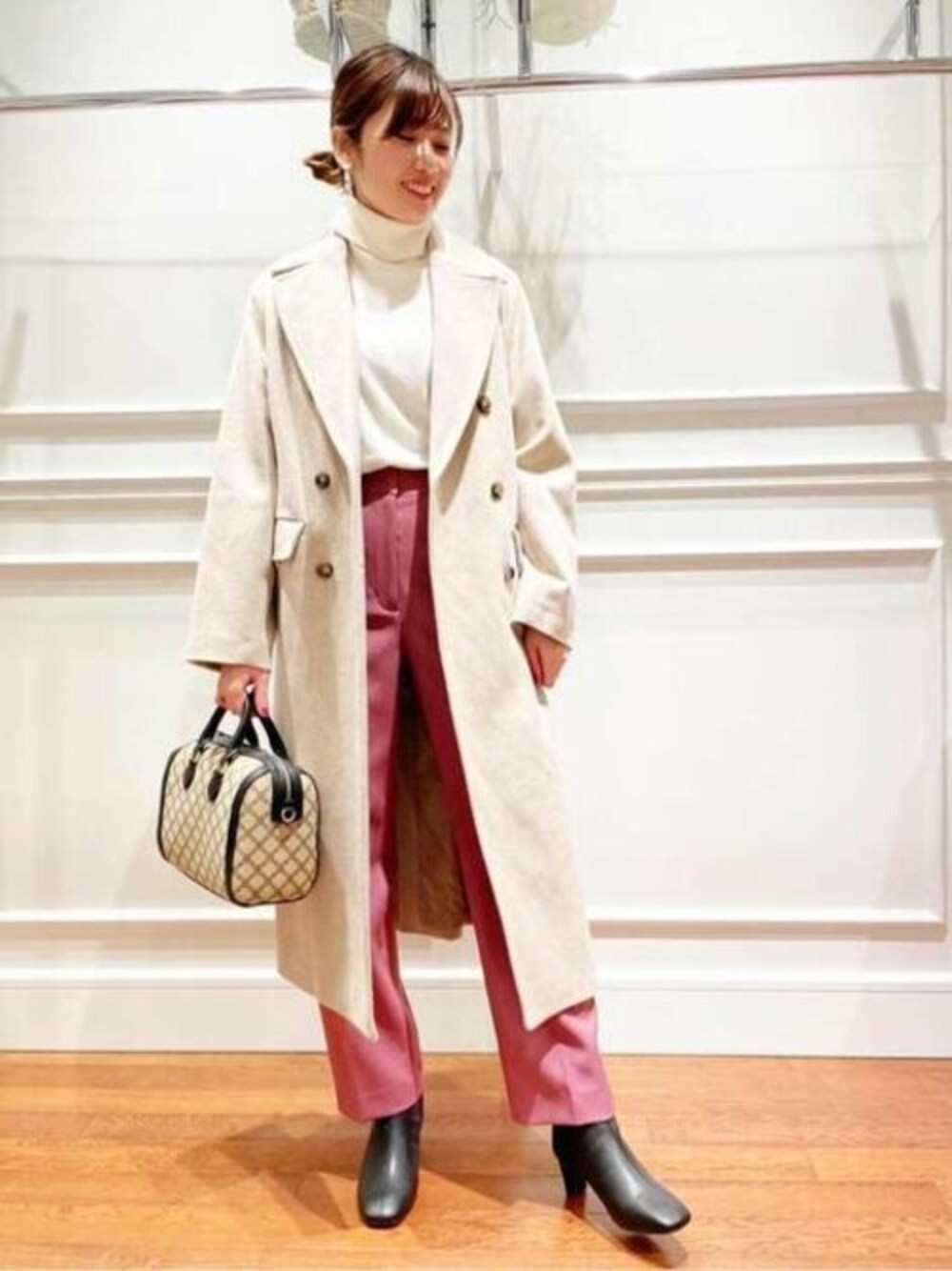ホワイト系のチェスターコート、ピンク系のその他パンツ、ブラック系のブーツを着用したレディースの秋コーディネートの1枚目の写真