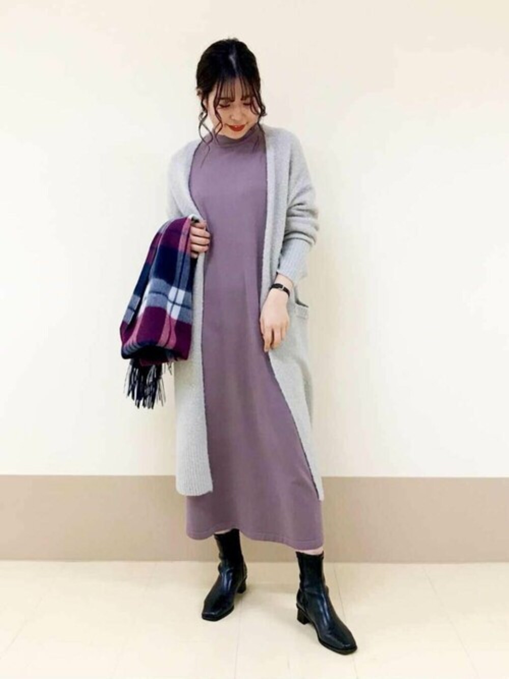 パープル系のワンピース、グレー系のカーディガン/ボレロ、ブルー系のストール/ショールを着用したレディースの秋コーディネートの1枚目の写真