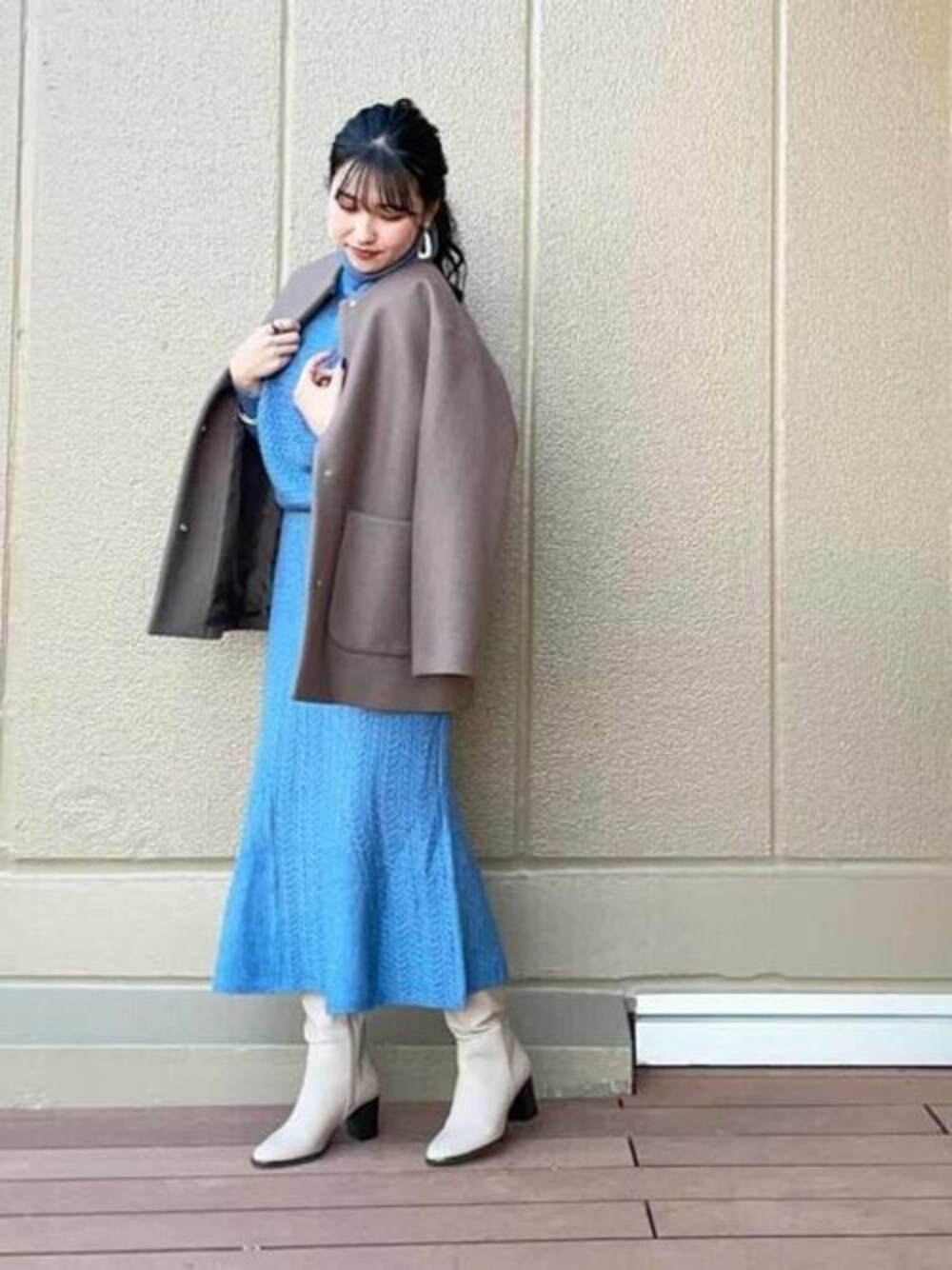 ブルー系のワンピース、ベージュ系のブーツ、ブラウン系のその他アウターを着用したレディースの秋コーディネートの1枚目の写真