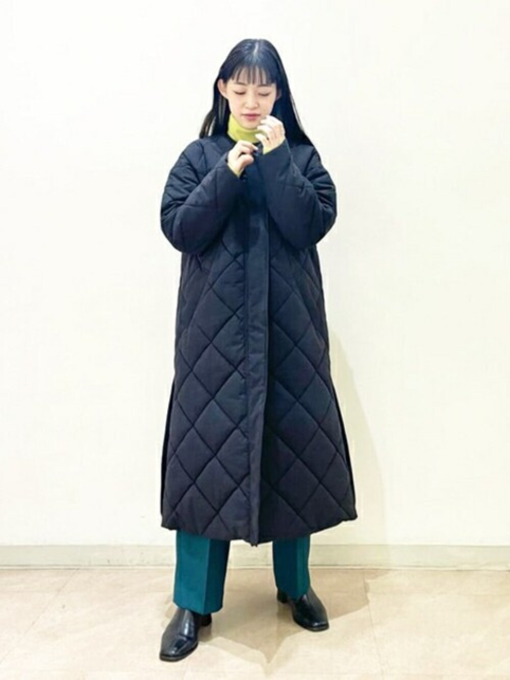 ブラック系のその他アウター、イエロー系のニット/セーター、グリーン系のその他パンツを着用したレディースの秋コーディネートの1枚目の写真