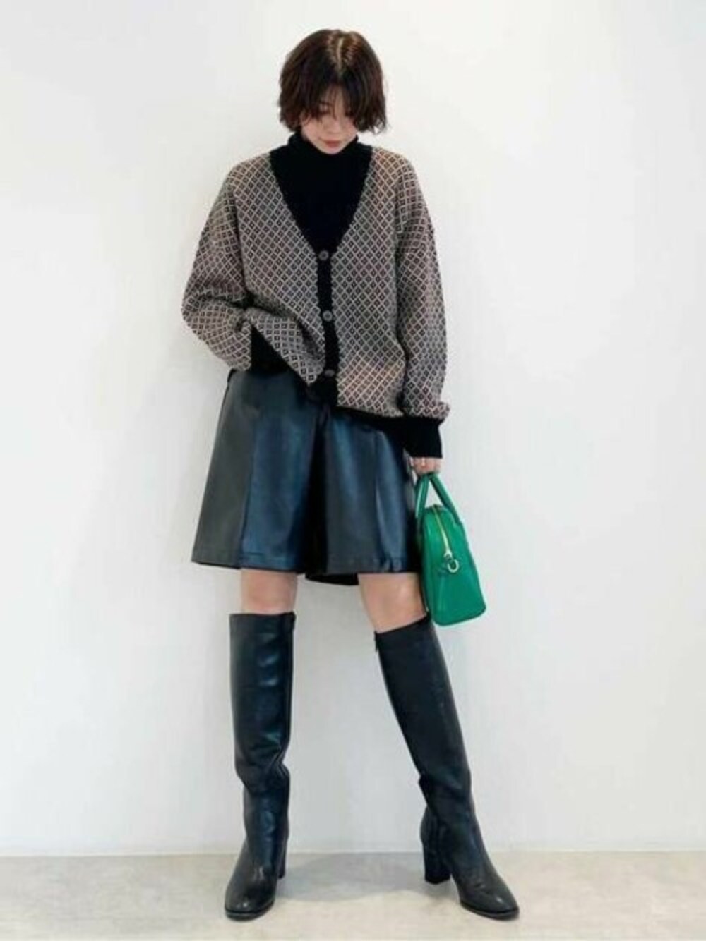 ブラック系のカーディガン/ボレロ、ブラック系のその他パンツ、ブラック系のブーツを着用したレディースの冬コーディネートの1枚目の写真