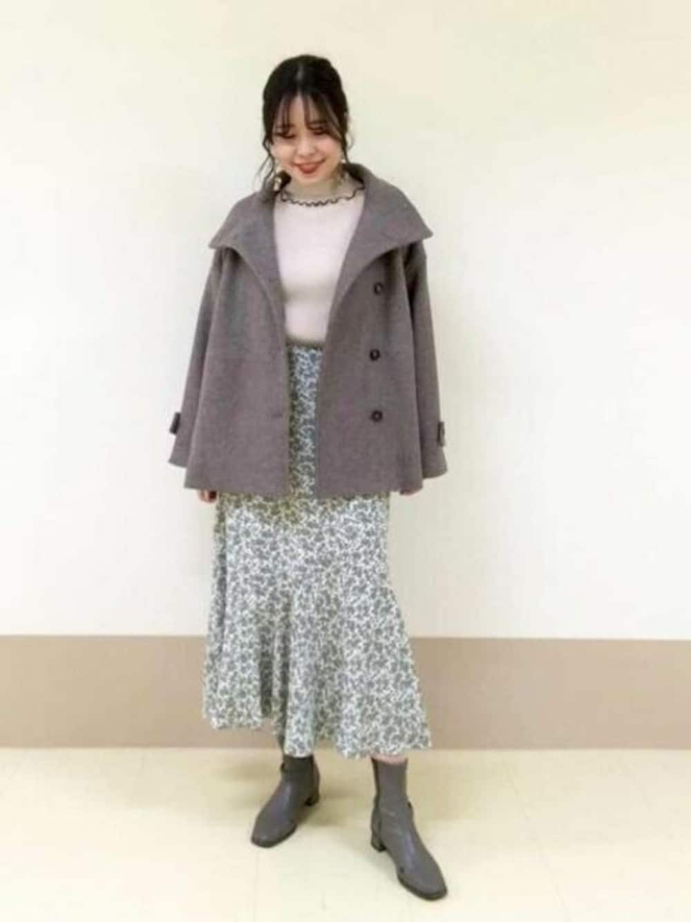 ブラウン系のその他アウター、ホワイト系のニット/セーター、ホワイト系のスカートを着用したレディースの冬コーディネートの1枚目の写真