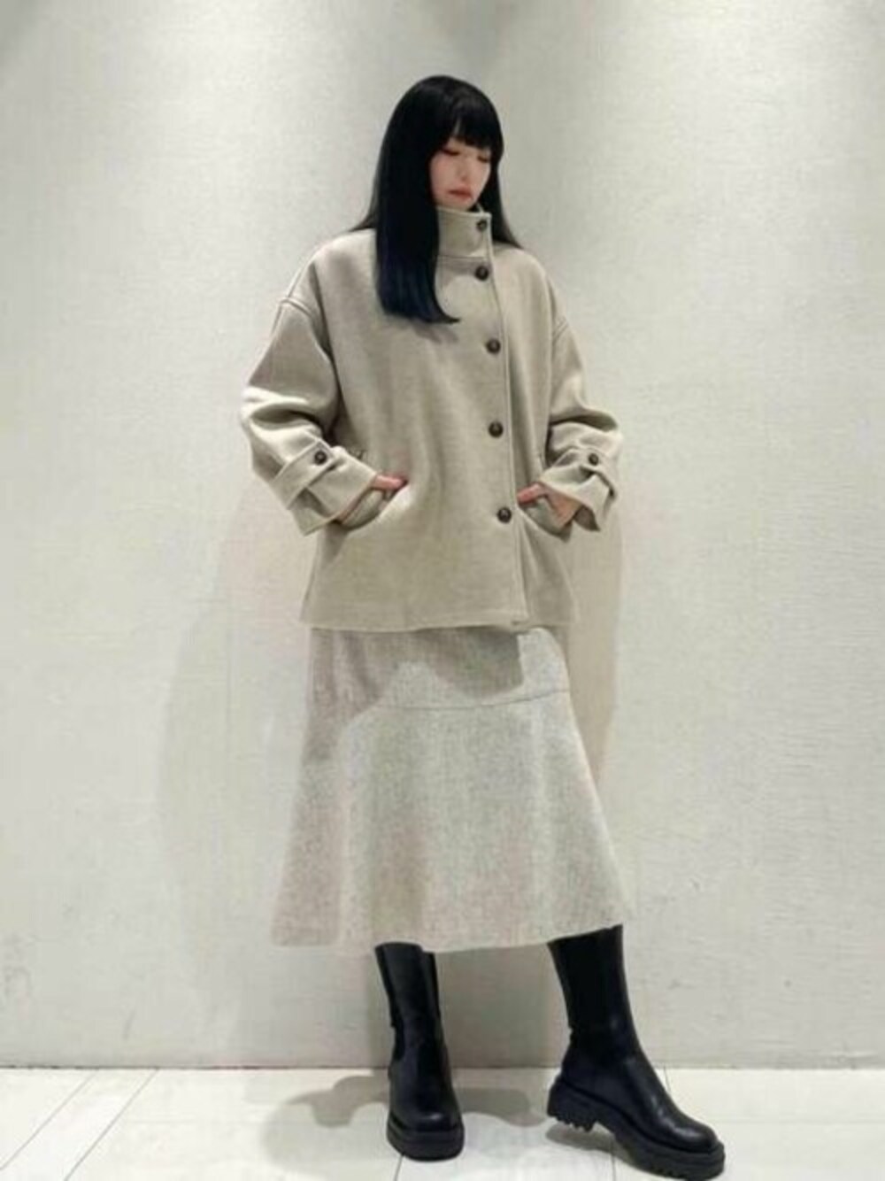 ベージュ系のスカート、ベージュ系のその他アウターを着用したレディースの冬コーディネートの1枚目の写真