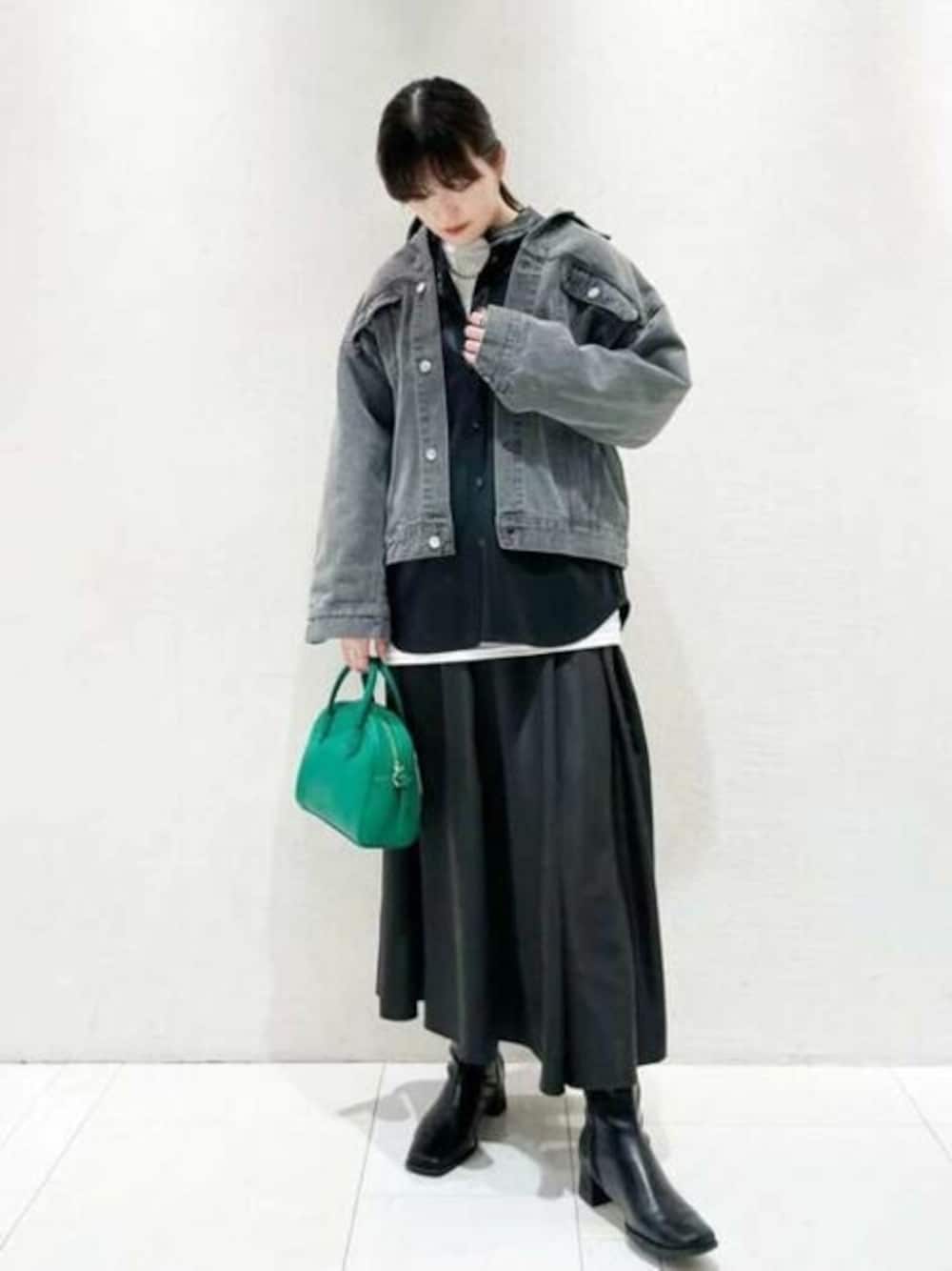 ブラック系のシャツ/ブラウス、グレー系のデニムジャケット、ブラック系のスカートを着用したレディースの冬コーディネートの1枚目の写真