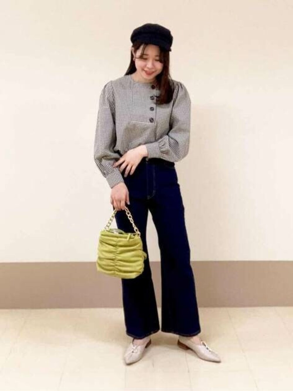 ブラック系のシャツ/ブラウス、ブルー系のデニムパンツ、イエロー系のトートバッグを着用したレディースの冬コーディネートの1枚目の写真