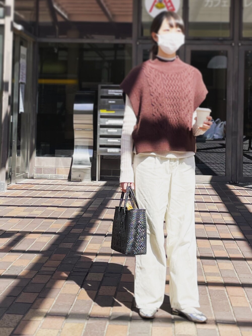 「ニットベスト、タートルネック、ニット、バレエシューズ、かごバッグ、タックパンツ」｜「UNIQLOのアイテム（ニット/セーター、ホワイト系）」を使った、すにーさん（レディース・162cm）の春コーディネートの1枚目の写真