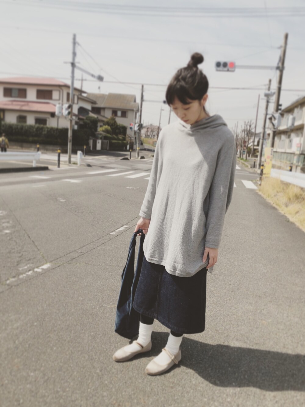 「春、デニム、カンフーシューズ、春コーデ、パーカー、白ソックス、カジュアル、マーガレット・ハウエル(MARGARET HOWELL)」｜「FIRMUMのアイテム（パーカー、グレー系）」を使った、すにーさん（レディース・162cm）の春コーディネートの1枚目の写真