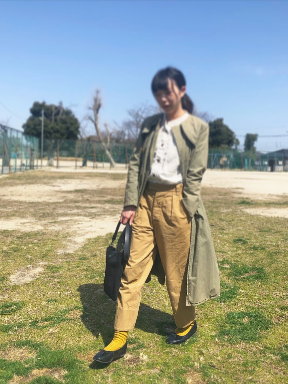 「春カラー、バレエシューズ、春コーデ、ノーカラーコート、トレンチコート、タックパンツ、タックイン、マーガレット・ハウエル(MARGARET HOWELL)」｜「bulle de savonのアイテム（ノーカラーコート、グリーン系）」を使った、すにーさん（レディース・162cm）の春コーディネートの1枚目の写真
