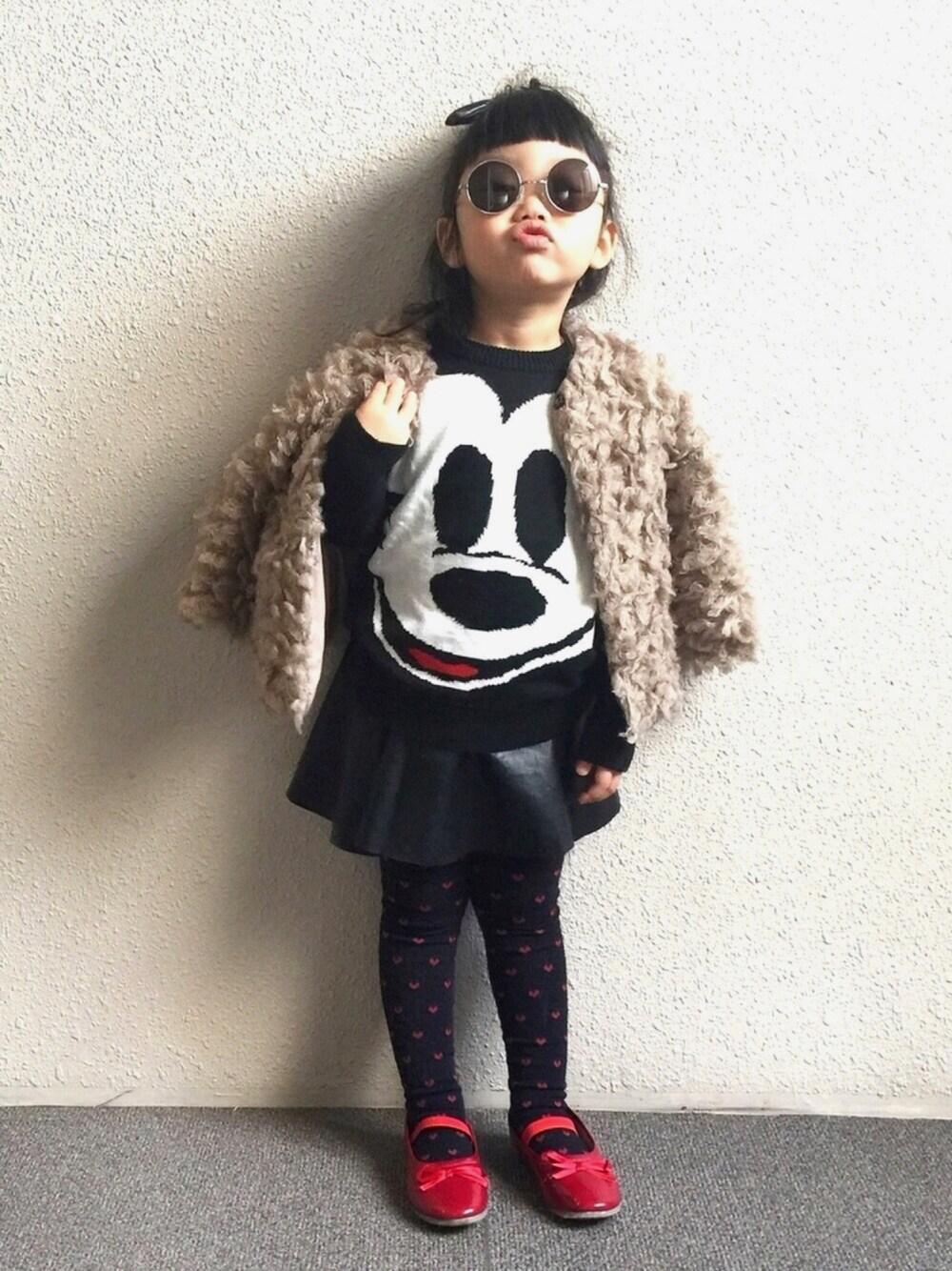 「kids、ootd、冬コーデ、ミッキー、韓国子供服、レザースカート、UNIQLO、バレエシューズ、3歳、娘コーデ」｜「韓国子供服のアイテム（ノーカラージャケット、ベージュ系）」を使った、y.u.n.o.nさん（キッズ・100cm）の冬コーディネートの1枚目の写真