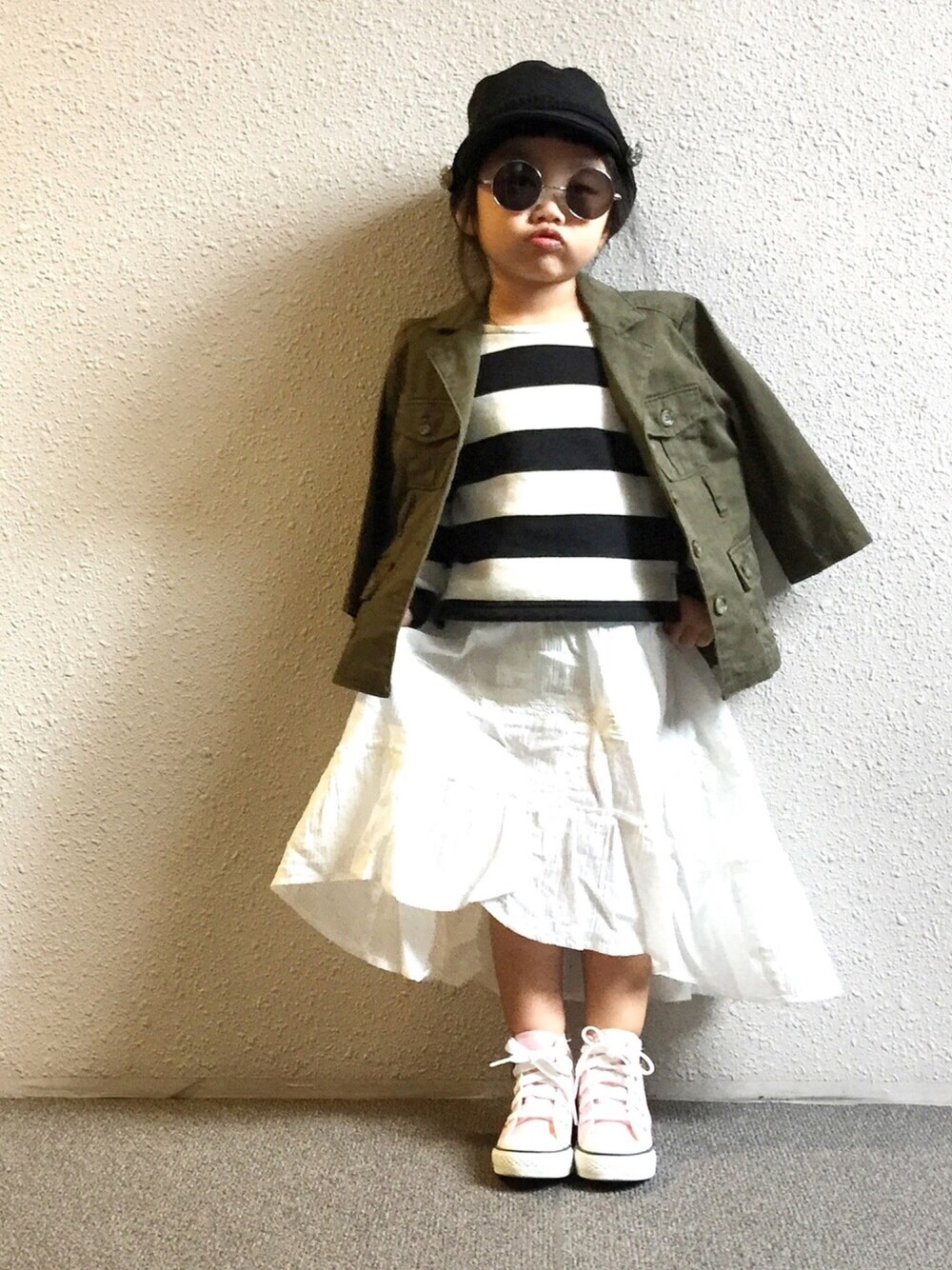 「ミリタリージャケット、春コーデ、キッズコーデ、キッズファッション、ボーダー、コンバース、ootd、kids、サングラス、娘コーデ」｜「petit mainのボーダーセットアップ（スウェット、ブラック系）」を使った、y.u.n.o.nさん（キッズ・100cm）の冬コーディネートの1枚目の写真