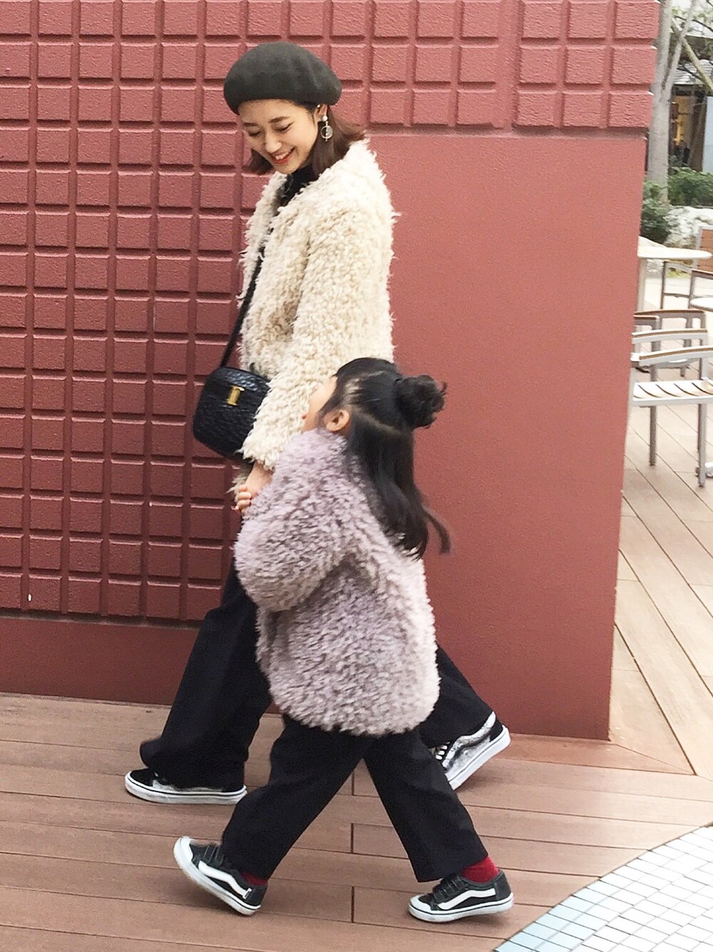 「ootd、冬、モコモコアウター、ママコーデ、リンクコーデ、親子コーデ、キッズコーデ、ワイドパンツ、ブラック」｜「LEPSIMのバスクリブベレー　765540（ハンチング/ベレー帽、グリーン系）」を使った、y.u.n.o.nさん（レディース・163cm）の冬コーディネートの1枚目の写真