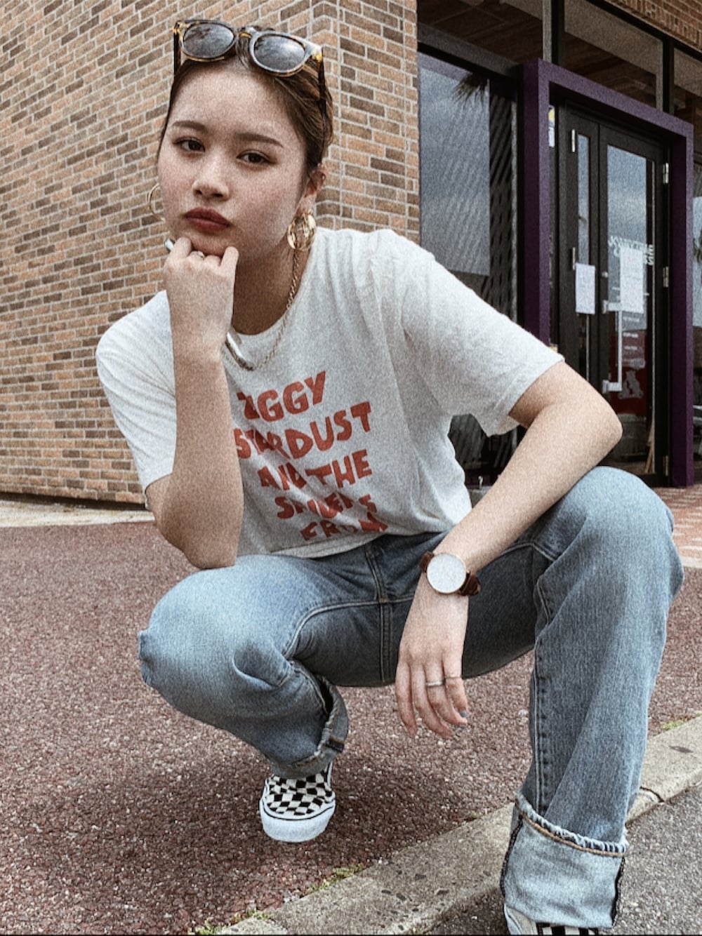 ホワイト系のTシャツ/カットソー、ブルー系のデニムパンツ、ホワイト系のスリッポンを着用したレディースの春コーディネートの1枚目の写真