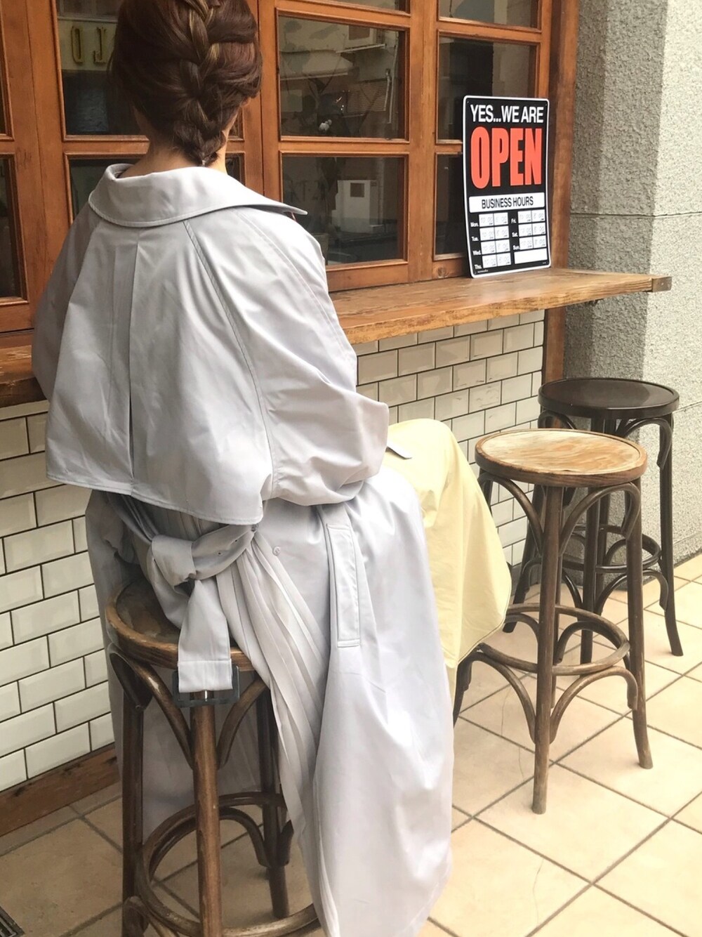 「パステル映える春、ベージュ、トレンチコート、春コーデ、カフェ巡り」｜「Chicoのアイテム（トレンチコート、グレー系）」を使った、KIYOKAさん（レディース・163cm）の春コーディネートの1枚目の写真