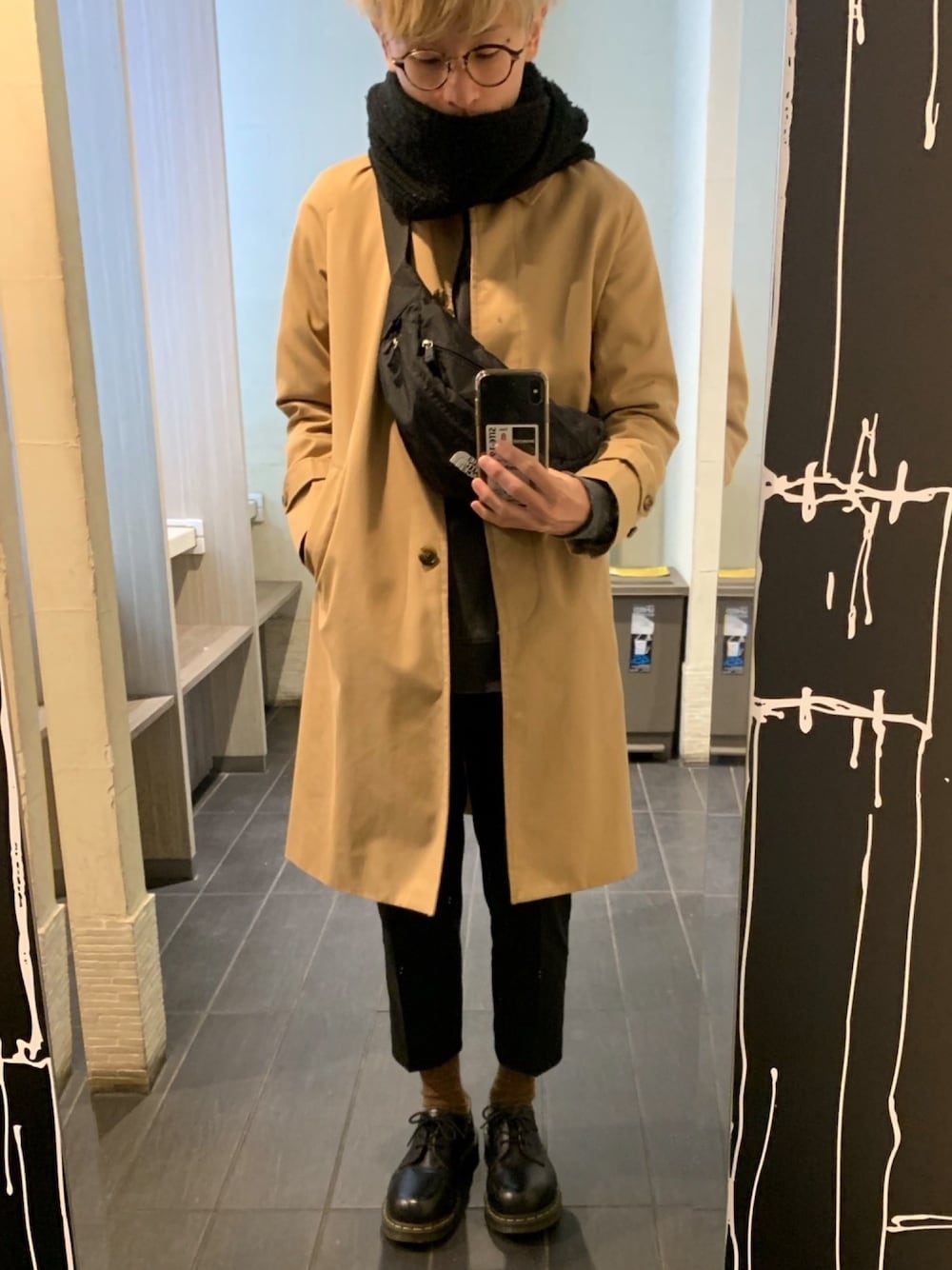 「今日のコーデ、ootd、冬コーデ、ステンレスカラーコート、THE NORTH FACE、Dr.Martens、スヌード、無印良品、ボディバッグ、ウエストポーチ」｜「無印良品のアイテム（ステンカラーコート、ベージュ系）」を使った、Aoiさん（メンズ・165cm）の冬コーディネートの1枚目の写真