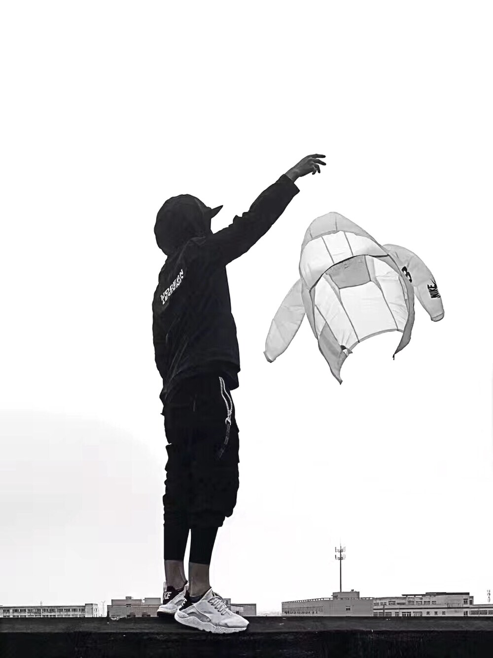 「黒」｜「NIKEのアイテム（スウェット、ホワイト系）」を使った、Sunflowerlabさん（メンズ・182cm）の春コーディネートの1枚目の写真