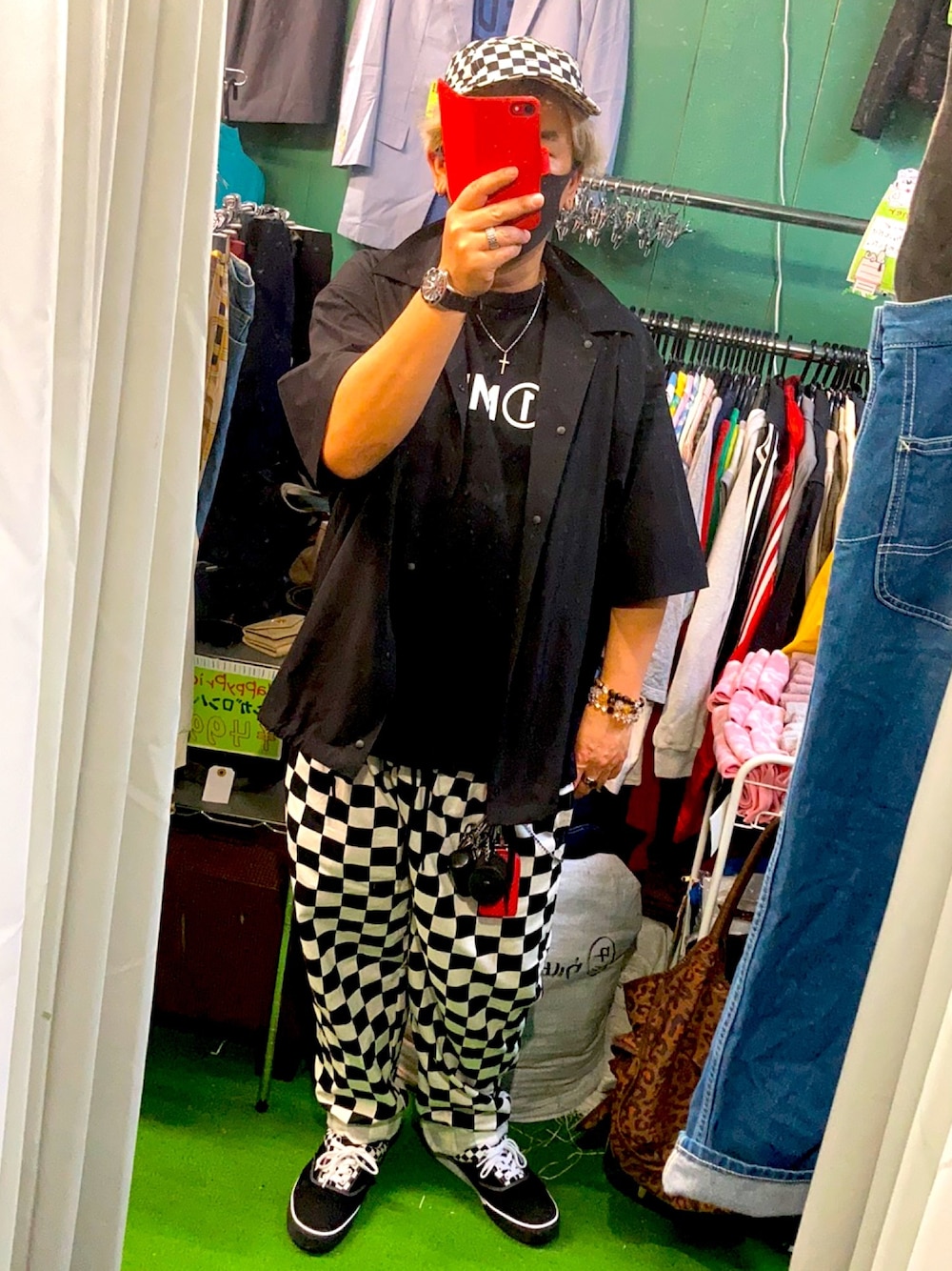 ブラック系のシャツ/ブラウス、ブラック系のTシャツ/カットソー、その他のその他パンツを着用したメンズの春コーディネートの1枚目の写真