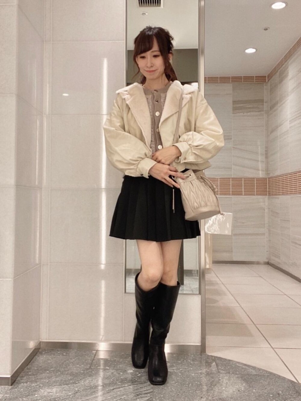 「ライダース、ふわふわ、韓国、MAJESTIC LEGON、マジェスティックレゴン、モテ、骨格ウェーブ、標準身長、カワイイ、あうたー」｜「MAJESTIC LEGONの美脚ロングブーツ（ブーツ、ブラック系）」を使った、あーちゃん。さん（レディース・156cm）の秋コーディネートの1枚目の写真