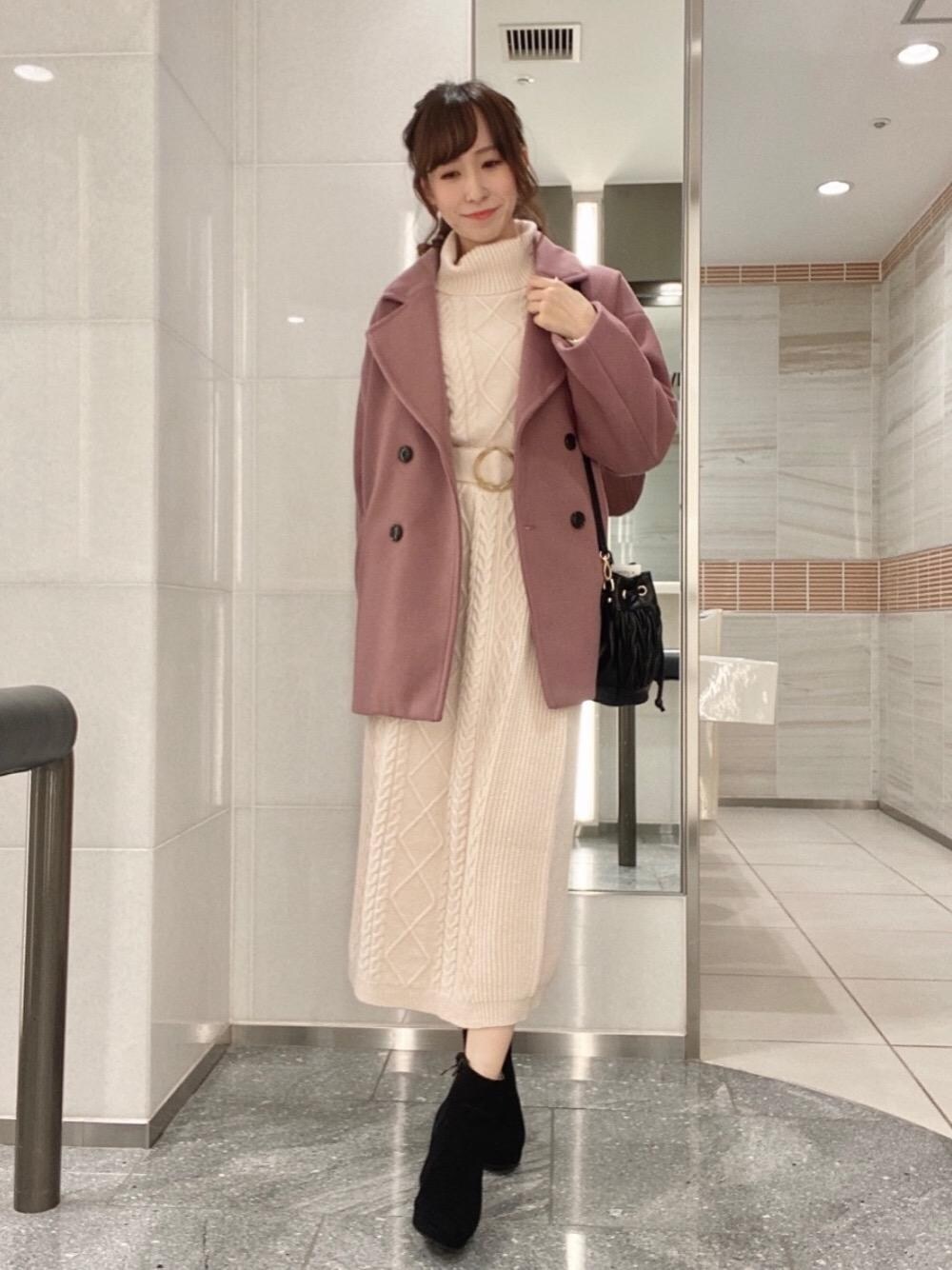 「デート、ミドルコート、MAJESTIC LEGON、ピンクコート、マジェスティックレゴン、モテ、オトナカワイイ、骨格ウェーブ、標準身長、あうたー」｜「MAJESTIC LEGONのバックレースアップブーツ（ブーツ、ブラック系）」を使った、あーちゃん。さん（レディース・156cm）の秋コーディネートの1枚目の写真