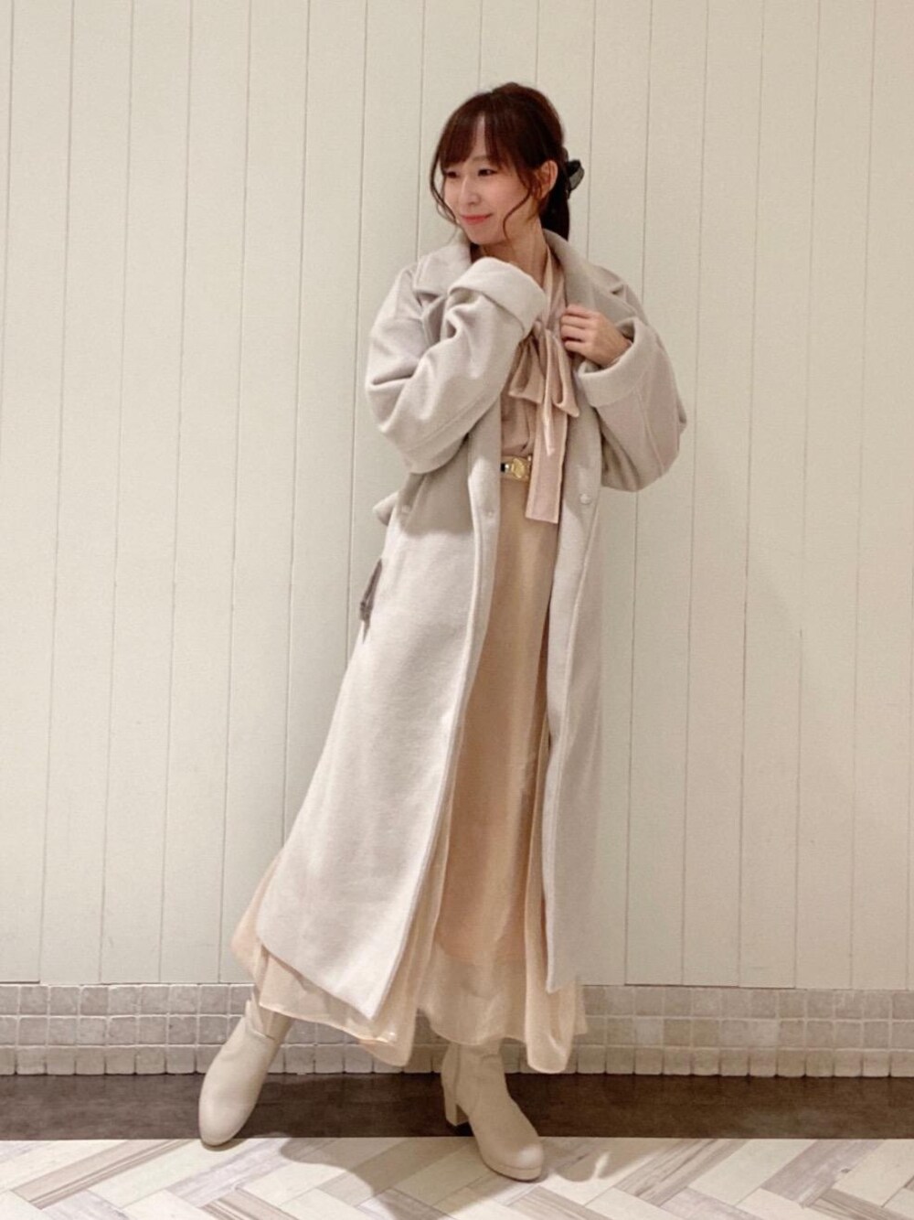 「トレンド、ゆるふわ、MAJESTIC LEGON、マジェスティックレゴン、淡色、モテ、オトナカワイイ、骨格ウェーブ、標準身長、ボウタイニット」｜「MAJESTIC LEGONのレディヒールストレッチブーツ（ブーツ、ホワイト系）」を使った、あーちゃん。さん（レディース・156cm）の冬コーディネートの1枚目の写真