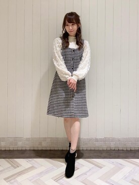 「刺繍」｜「アイテム（ジャンパースカート）」を使った、あーちゃん。さん（レディース・156cm）の冬コーディネート