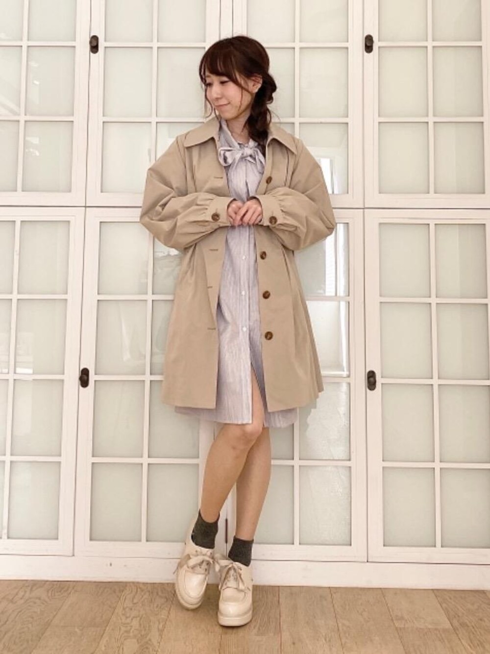 「トレンチ、ガーリー、ステンコート、MAJESTIC LEGON、スタイルアップ、マジェスティックレゴン、モテ、骨格ウェーブ、標準身長」｜「MAJESTIC LEGONの☆classicボウタイミニワンピ（ワンピース、グレー系）」を使った、あーちゃん。さん（レディース・156cm）の冬コーディネートの1枚目の写真
