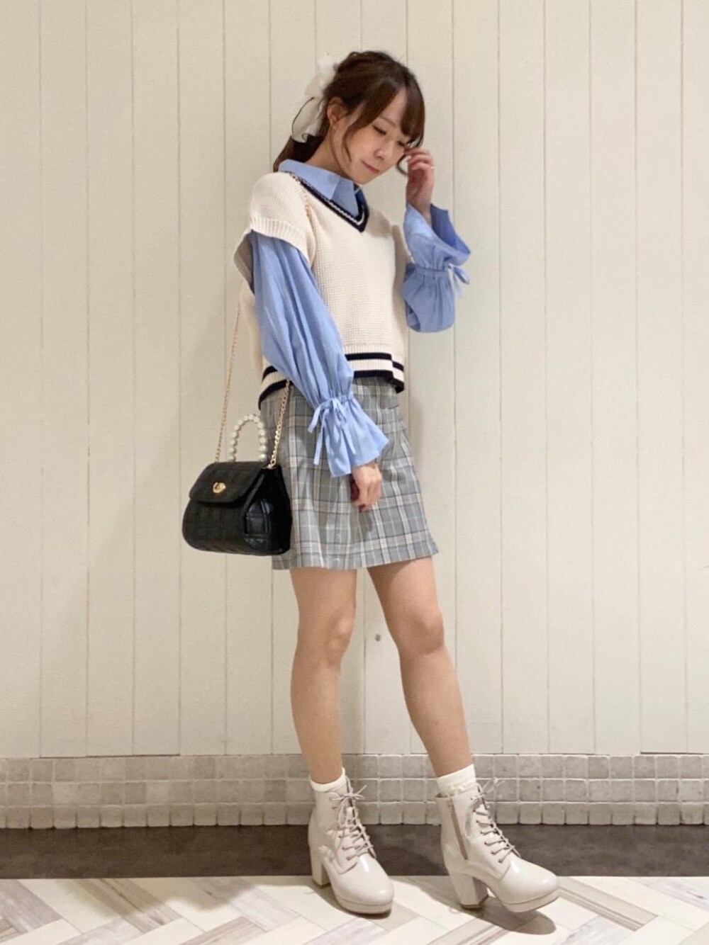 「トレンド、デート、マリン、ミニ、MAJESTIC LEGON、ライン、マジェスティックレゴン、モテ、骨格ウェーブ、標準身長」｜「MAJESTIC LEGONのレースアップレディブーツ（ブーツ、ホワイト系）」を使った、あーちゃん。さん（レディース・156cm）の冬コーディネートの1枚目の写真