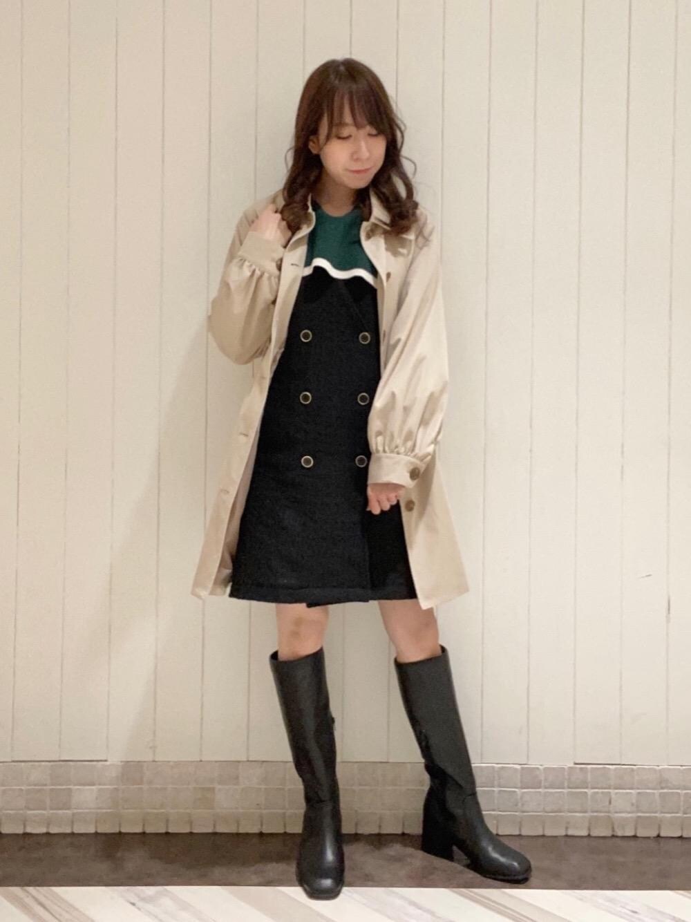 「トレンチ、デート、ステンカラー、MAJESTIC LEGON、セーラーカラー、マジェスティックレゴン、モテ、ダブルボタン、骨格ウェーブ、標準身長」｜「MAJESTIC LEGONの美脚ロングブーツ（ブーツ、ブラック系）」を使った、あーちゃん。さん（レディース・156cm）の冬コーディネートの1枚目の写真