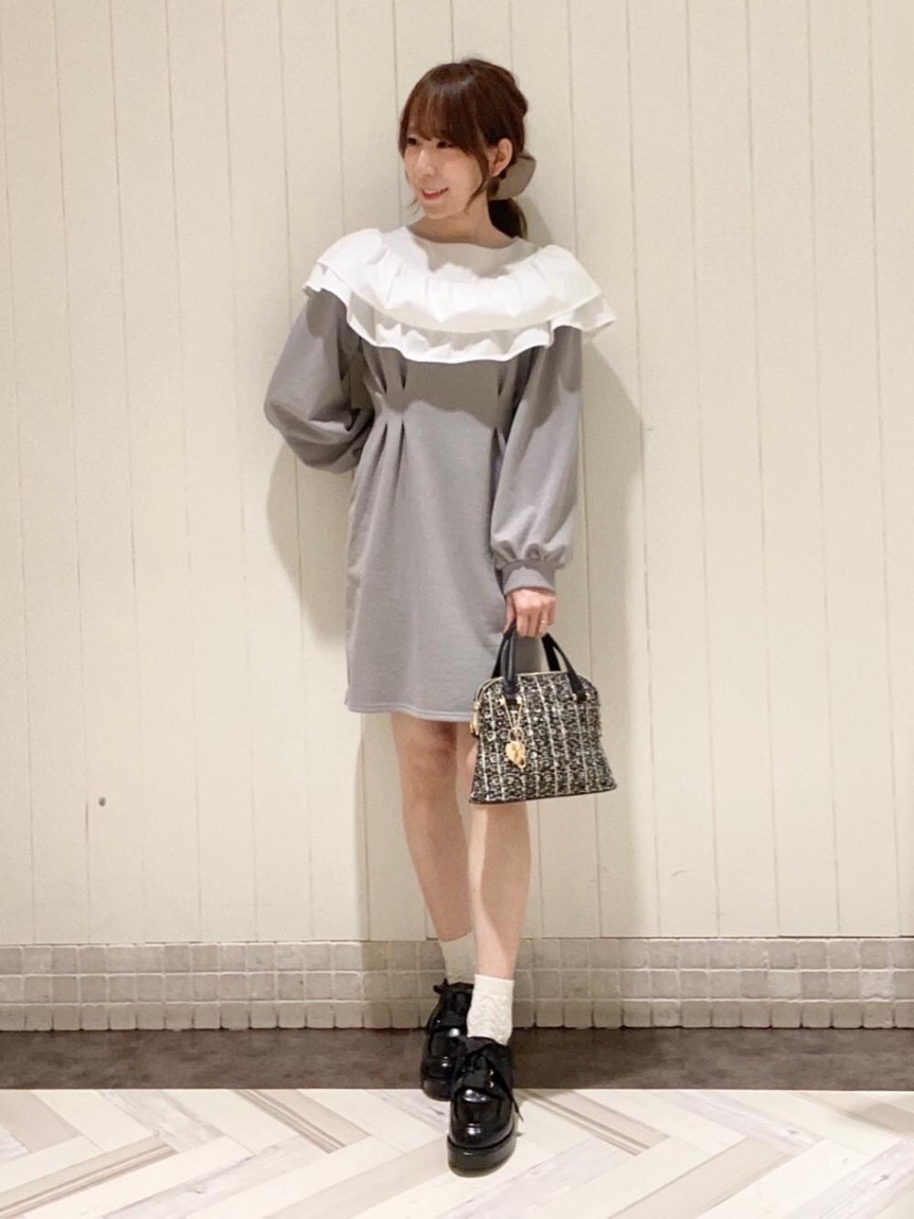 「スウェット、トレンド、ガーリー、ワンポイント、MAJESTIC LEGON、フリルカラー、モテ、骨格ウェーブ、標準身長、ふりる」｜「MAJESTIC LEGONのボリュームヒールレディシューズ（ドレスシューズ、ブラック系）」を使った、あーちゃん。さん（レディース・156cm）の冬コーディネートの1枚目の写真