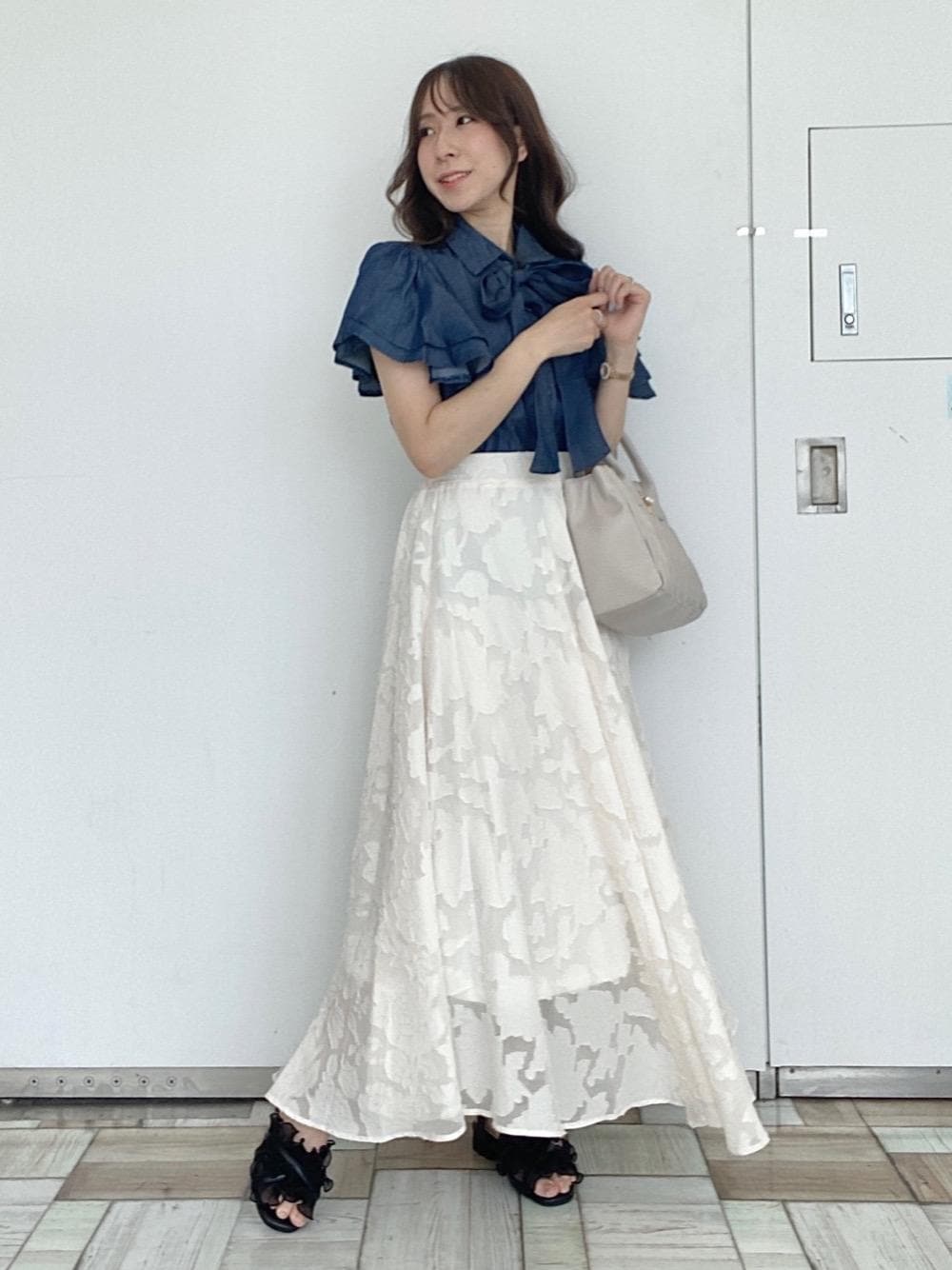「サーキュラースカート、デート、MAJESTIC LEGON、花柄スカート、モテ、オトナカワイイ、骨格ウェーブ、標準身長、でにむ、カラー×コーデ」｜「MAJESTIC LEGONの上品スクエアハンドバッグ（ハンドバッグ、ホワイト系）」を使った、あーちゃん。さん（レディース・156cm）の春コーディネートの1枚目の写真
