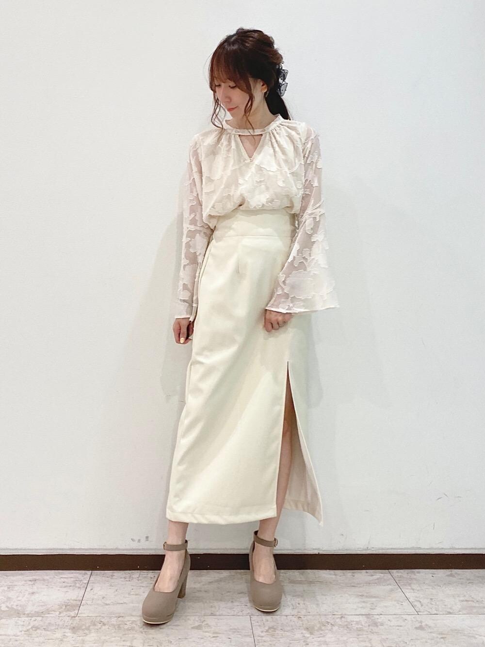 「花柄、デート、MAJESTIC LEGON、フレアスリーブ、スリットスカート、同色コーデ、モテ、大人ファッション、骨格ウェーブ、標準身長」｜「MAJESTIC LEGONのふかふかリボンsetパンプス（パンプス、ベージュ系）」を使った、あーちゃん。さん（レディース・156cm）の夏コーディネートの1枚目の写真