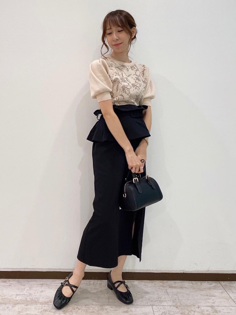 「デート、MAJESTIC LEGON、タイムセール、半袖ニット、スリット、モテ、骨格ウェーブ、Iラインスカート、標準身長、コルセットデザイン」｜「MAJESTIC LEGONのダブルストラップパンプス（パンプス、ブラック系）」を使った、あーちゃん。さん（レディース・156cm）の夏コーディネートの1枚目の写真