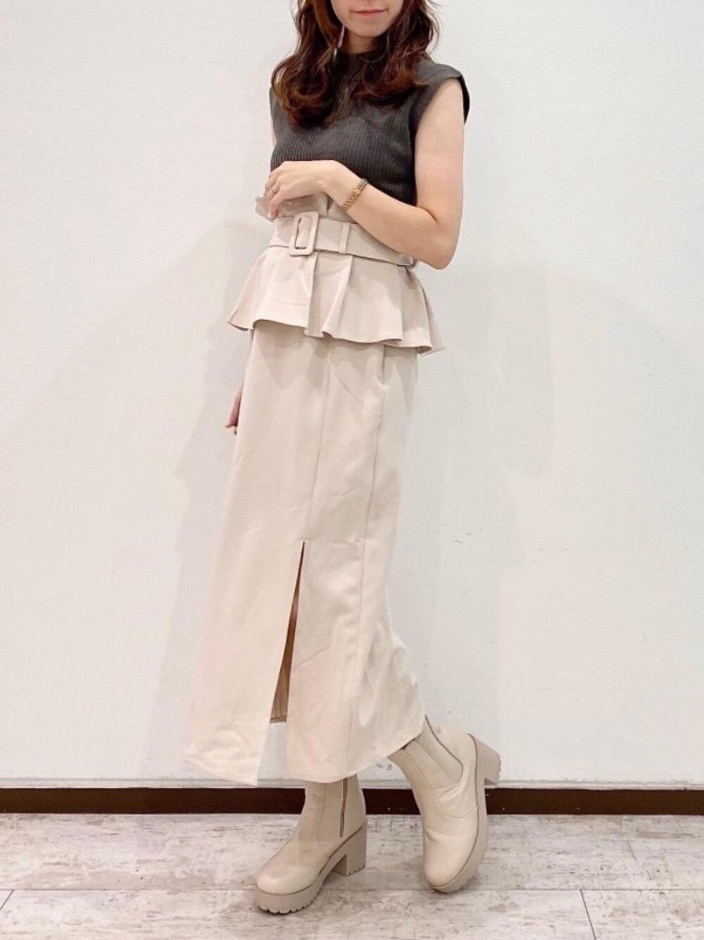 「デート、MAJESTIC LEGON、チャコールグレー、スリット、ノースリニット、大人ファッション、コルセットスカート、骨格ウェーブ、標準身長、新作🤭」｜「MAJESTIC LEGONのコルセットデザインIラインスカート（スカート、ベージュ系）」を使った、あーちゃん。さん（レディース・156cm）の夏コーディネートの1枚目の写真