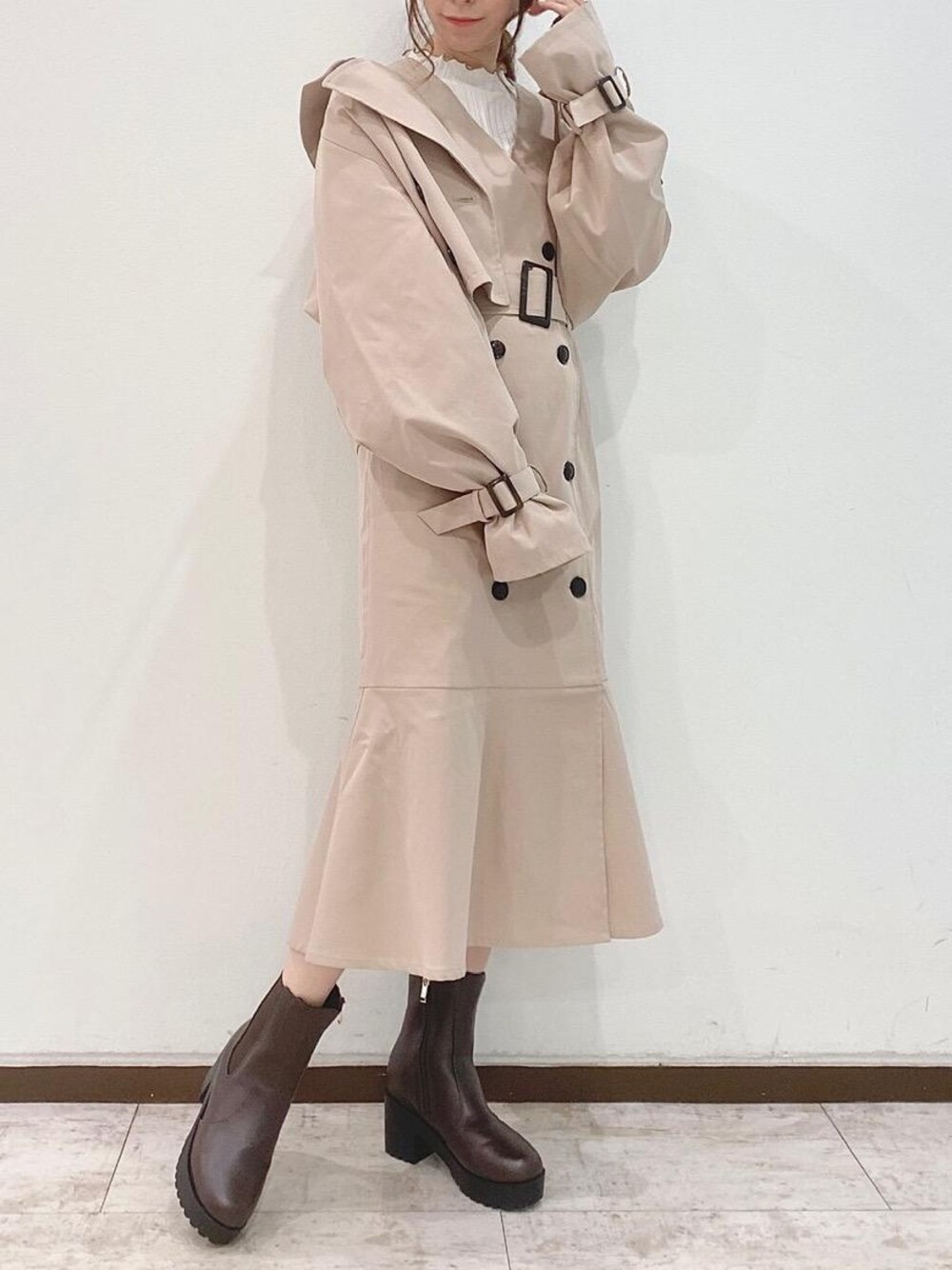 「セットアップ、トレンチ、デート、ジレ、MAJESTIC LEGON、マーメイド、ショートアウター、大人ファッション、骨格ウェーブ、標準身長」｜「MAJESTIC LEGONのサイドゴアブーツ（ブーツ、ブラウン系）」を使った、あーちゃん。さん（レディース・156cm）の秋コーディネートの1枚目の写真