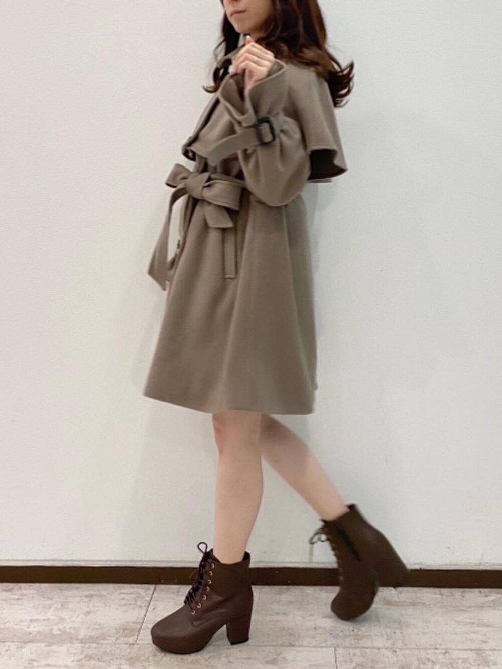 「ケープ、デート、レースアップブーツ、MAJESTIC LEGON、淡色、冬アウター、骨格ウェーブ、標準身長、ラテカラー、ミディコート」｜「MAJESTIC LEGONのレースアップブーツ（ブーツ、ブラウン系）」を使った、あーちゃん。さん（レディース・156cm）の秋コーディネートの1枚目の写真